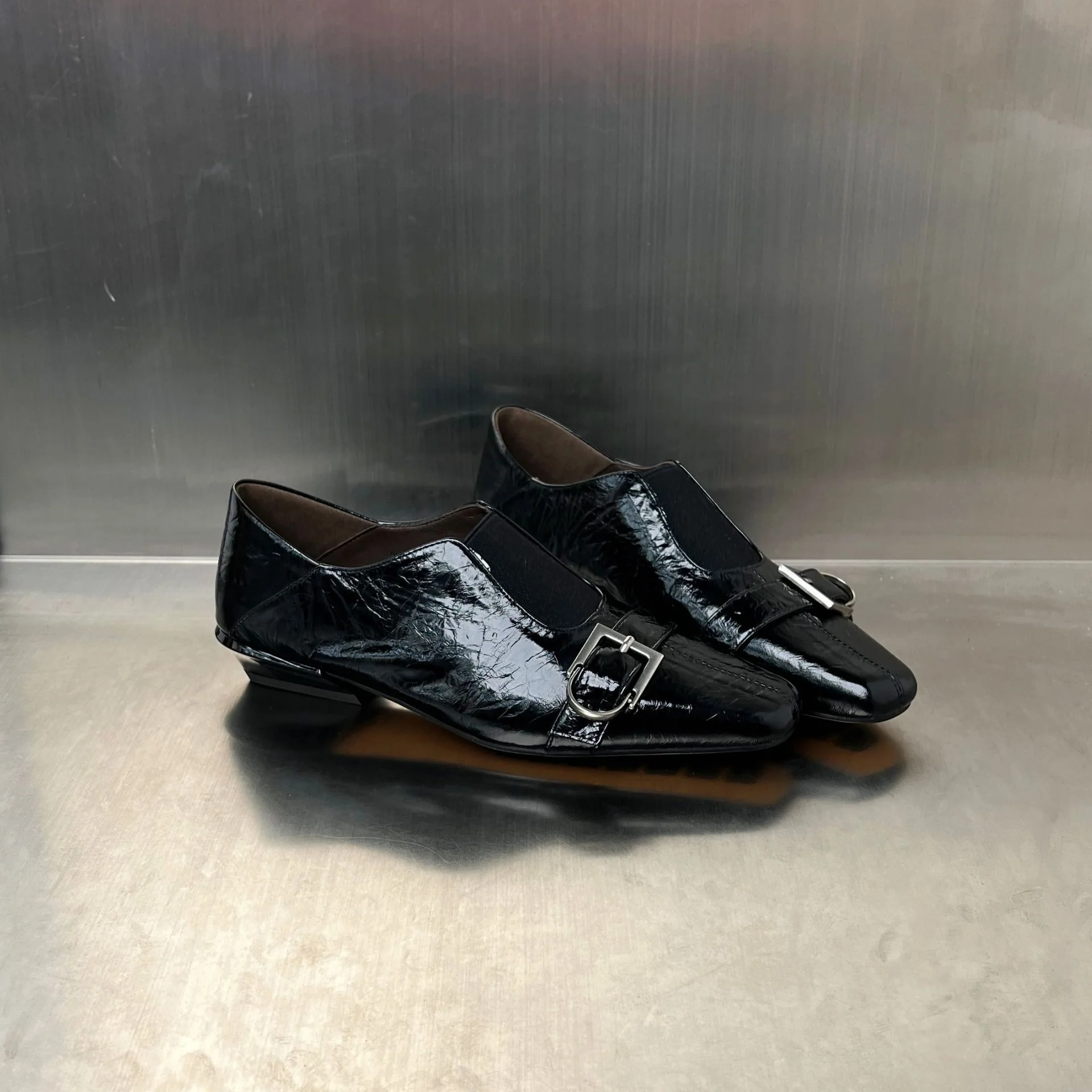 Damen Elegante Slipper mit modischem Schnallenverschluss und hochwertiger Oberflächenstruktur Heidi Mode - Image 5