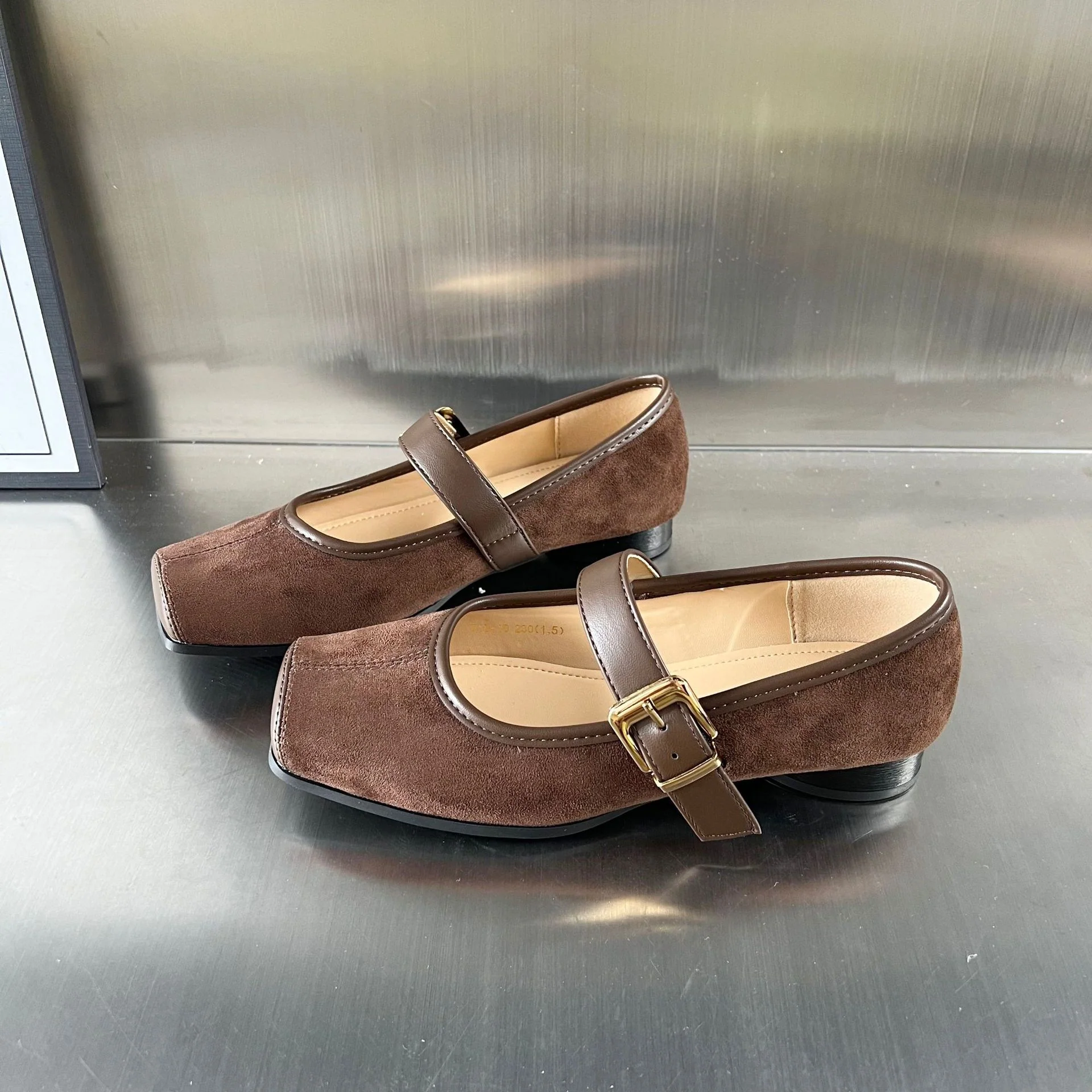Damen elegante Slipper mit modischer Riemenverzierung und hochwertiger Veloursoberfläche Heidi Mode - Image 3