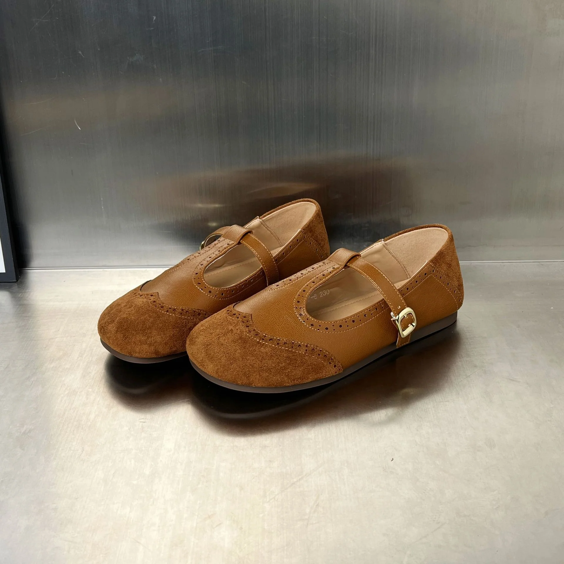 Damen elegante Slipper mit verstellbarem Riemen und feiner Perforation Heidi Mode - Image 2