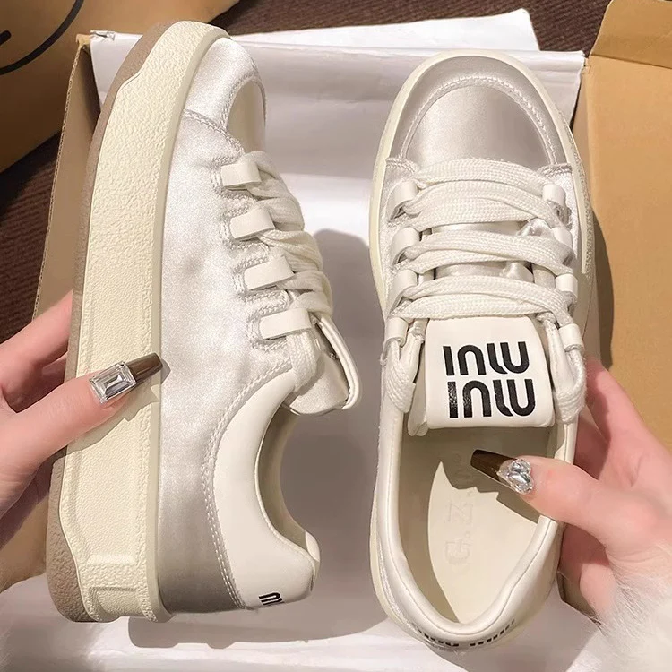 Damen Elegante Sneakers mit glattem Obermaterial und breiter Sohle Heidi Mode