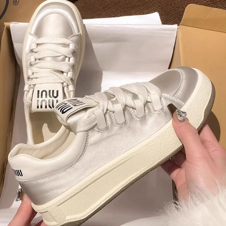 Damen Elegante Sneakers mit glattem Obermaterial und breiter Sohle Heidi Mode - Image 4