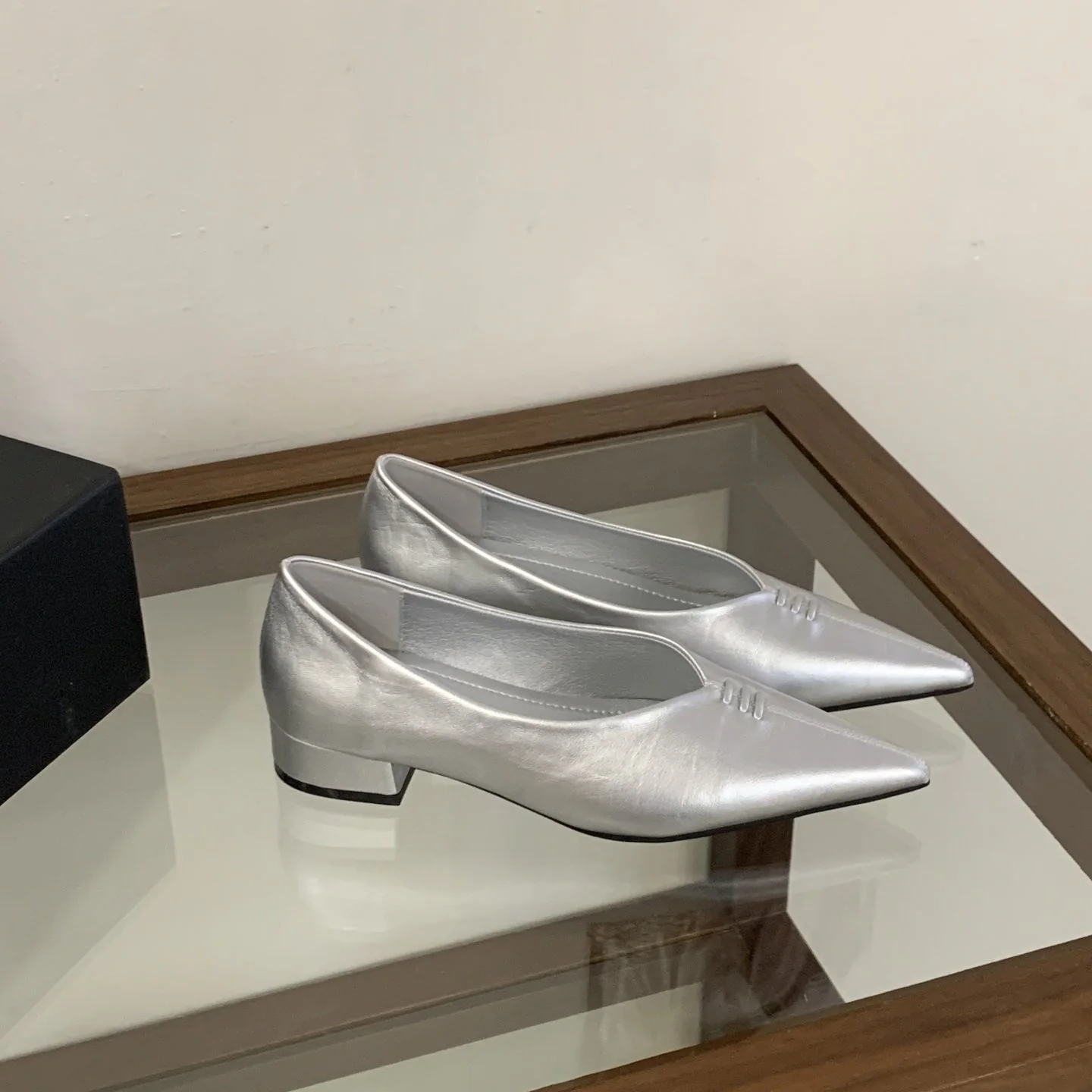 Damen Elegante spitze Ballerinas mit Silberner Metallic-Oberfläche Heidi Mode - Image 8