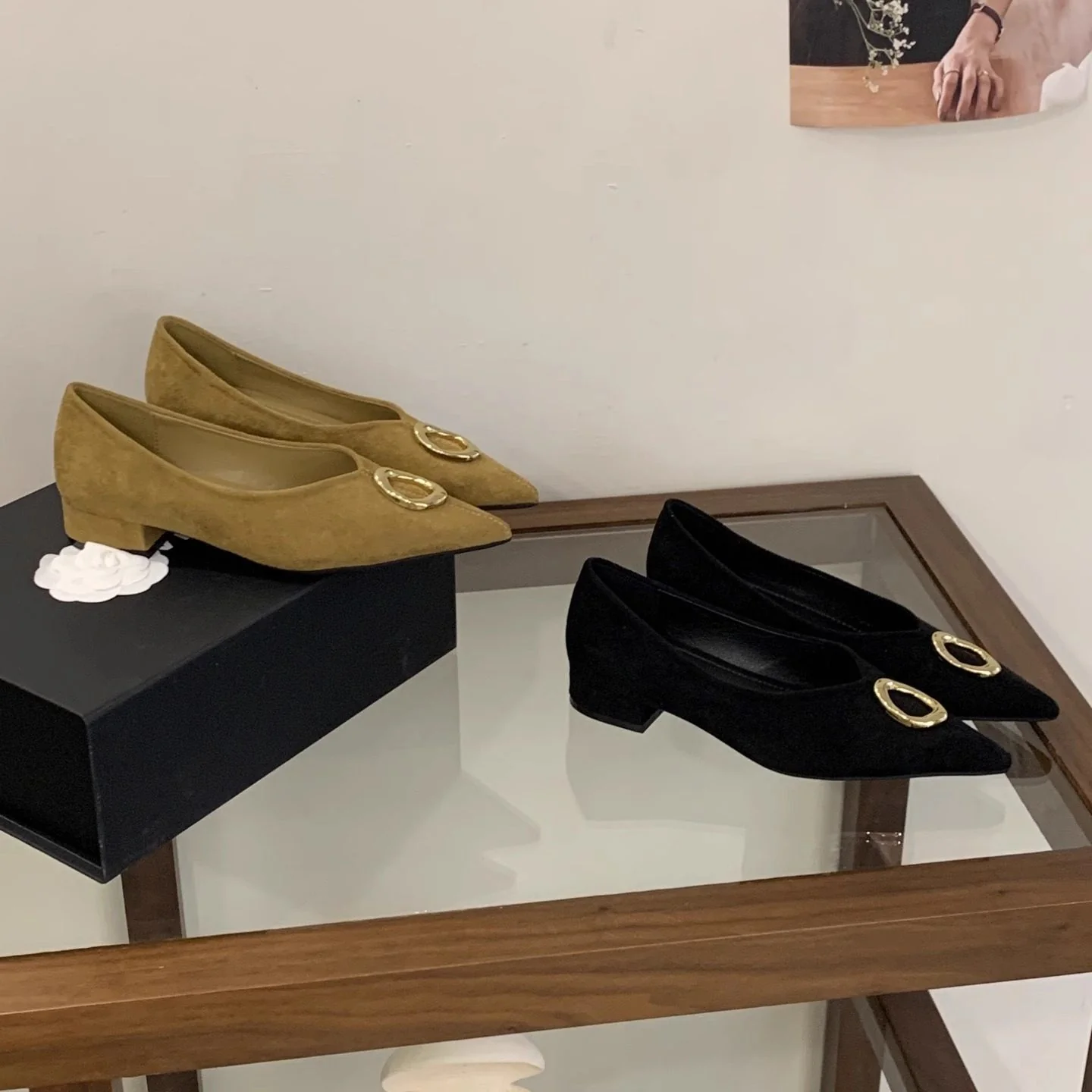 Damen elegante spitze Pumps mit dekorativen Metallakzenten Heidi Mode - Image 2