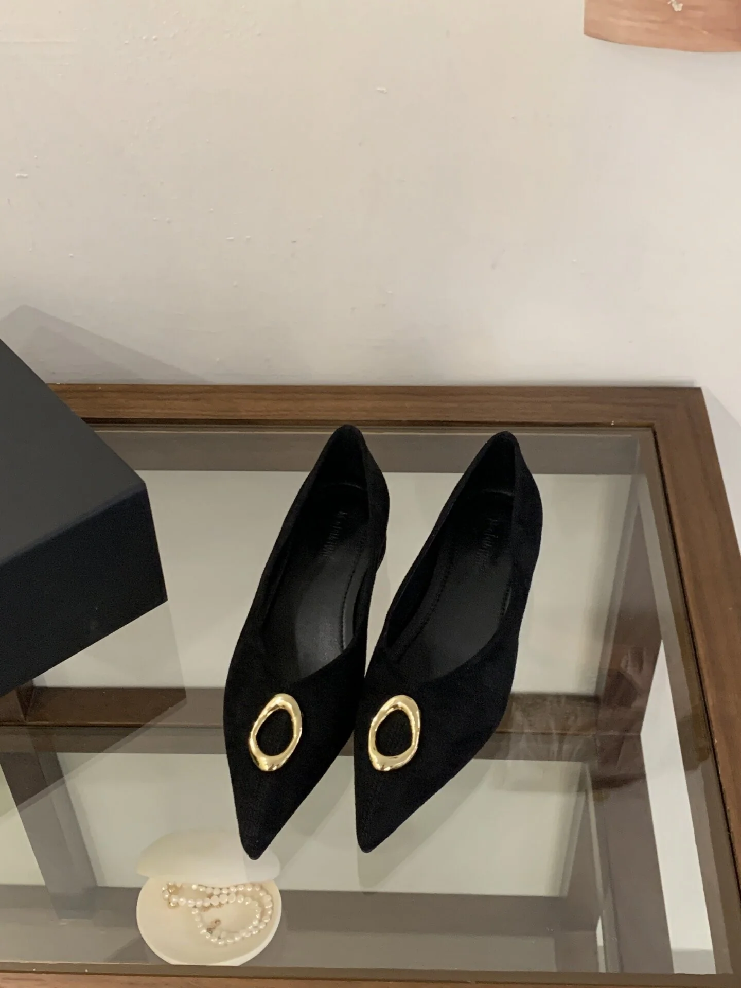 Damen elegante spitze Pumps mit dekorativen Metallakzenten Heidi Mode - Image 7
