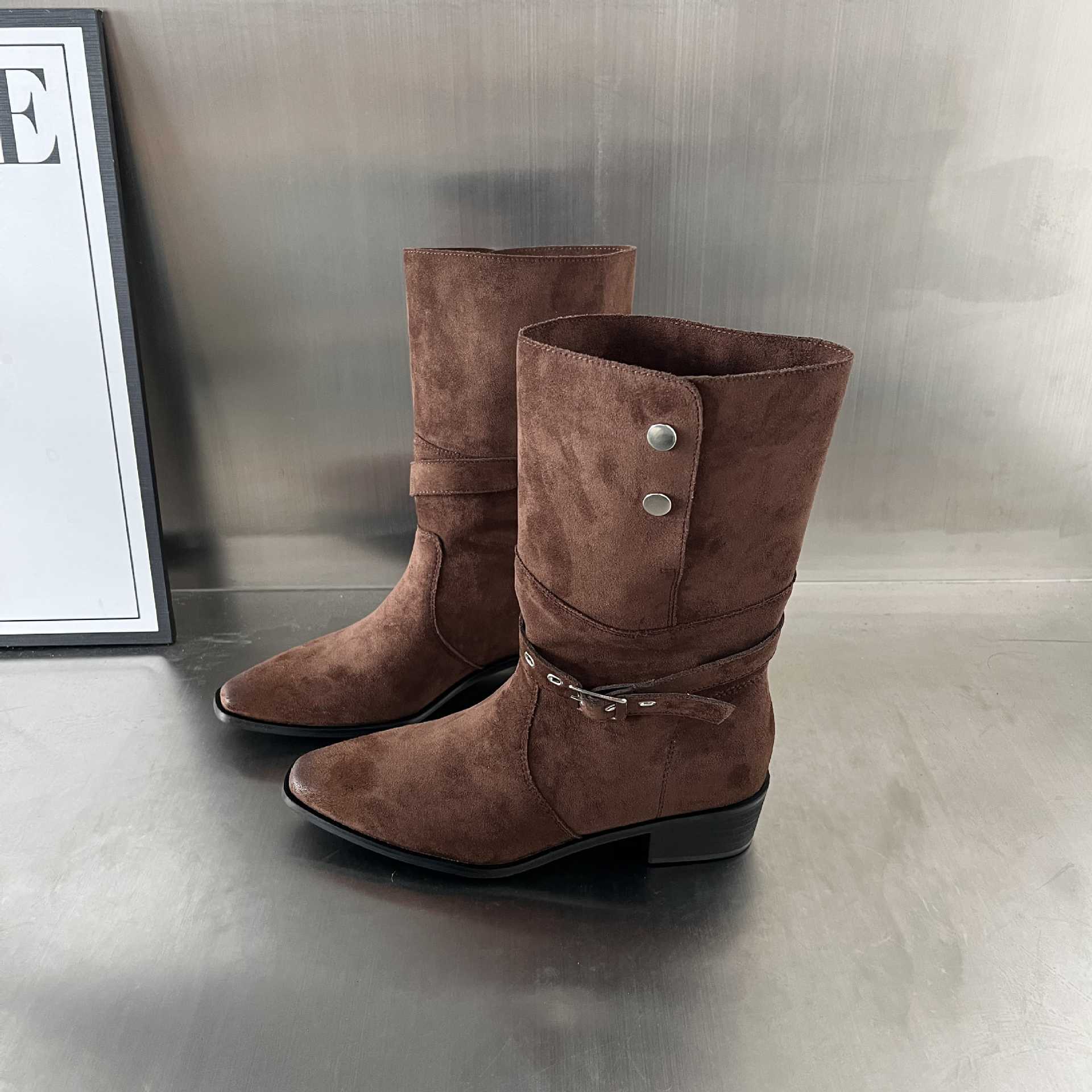 Damen Elegante Stiefel aus hochwertigem Wildleder mit modischem Schnallenverschluss Heidi Mode - Image 2