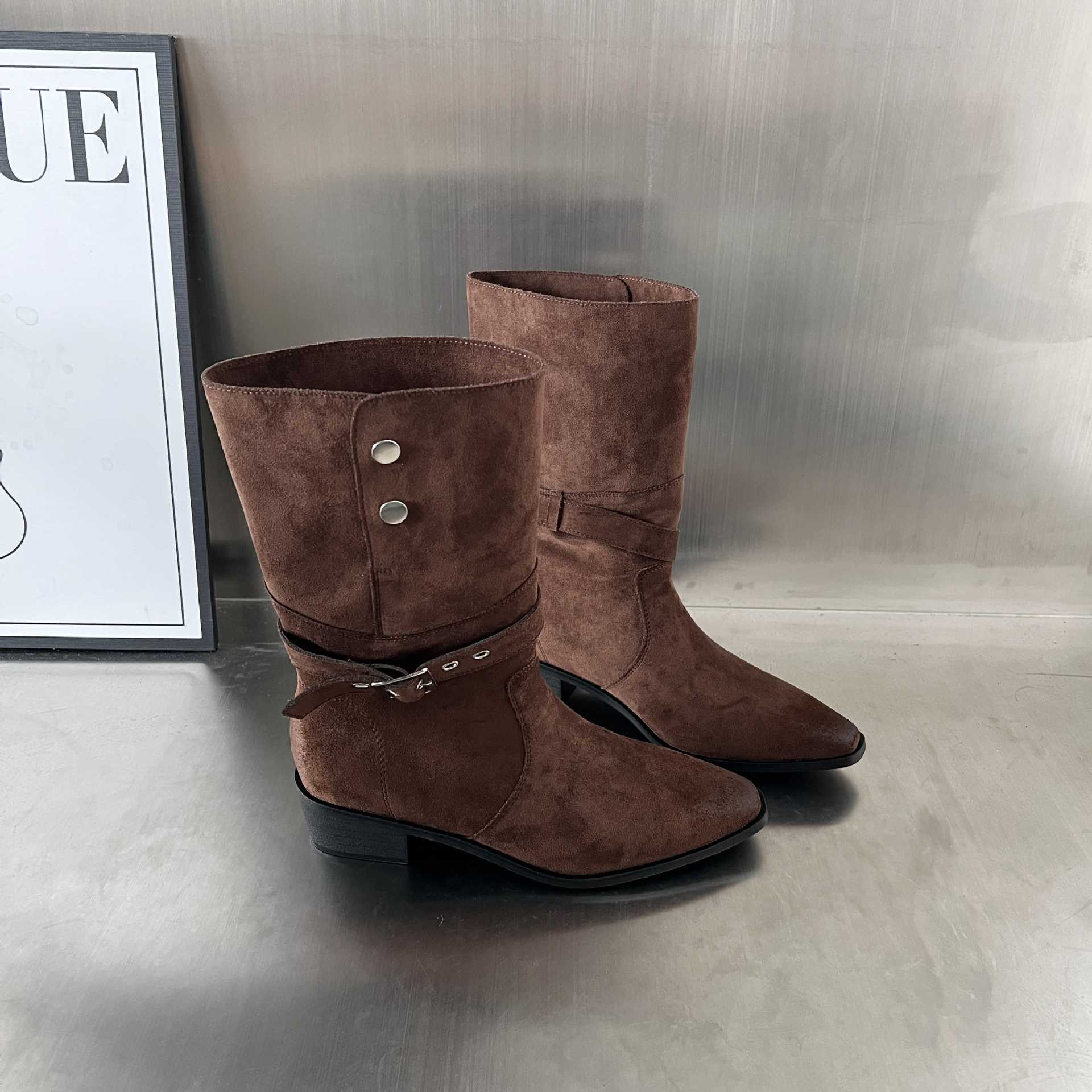 Damen Elegante Stiefel aus hochwertigem Wildleder mit modischem Schnallenverschluss Heidi Mode - Image 4