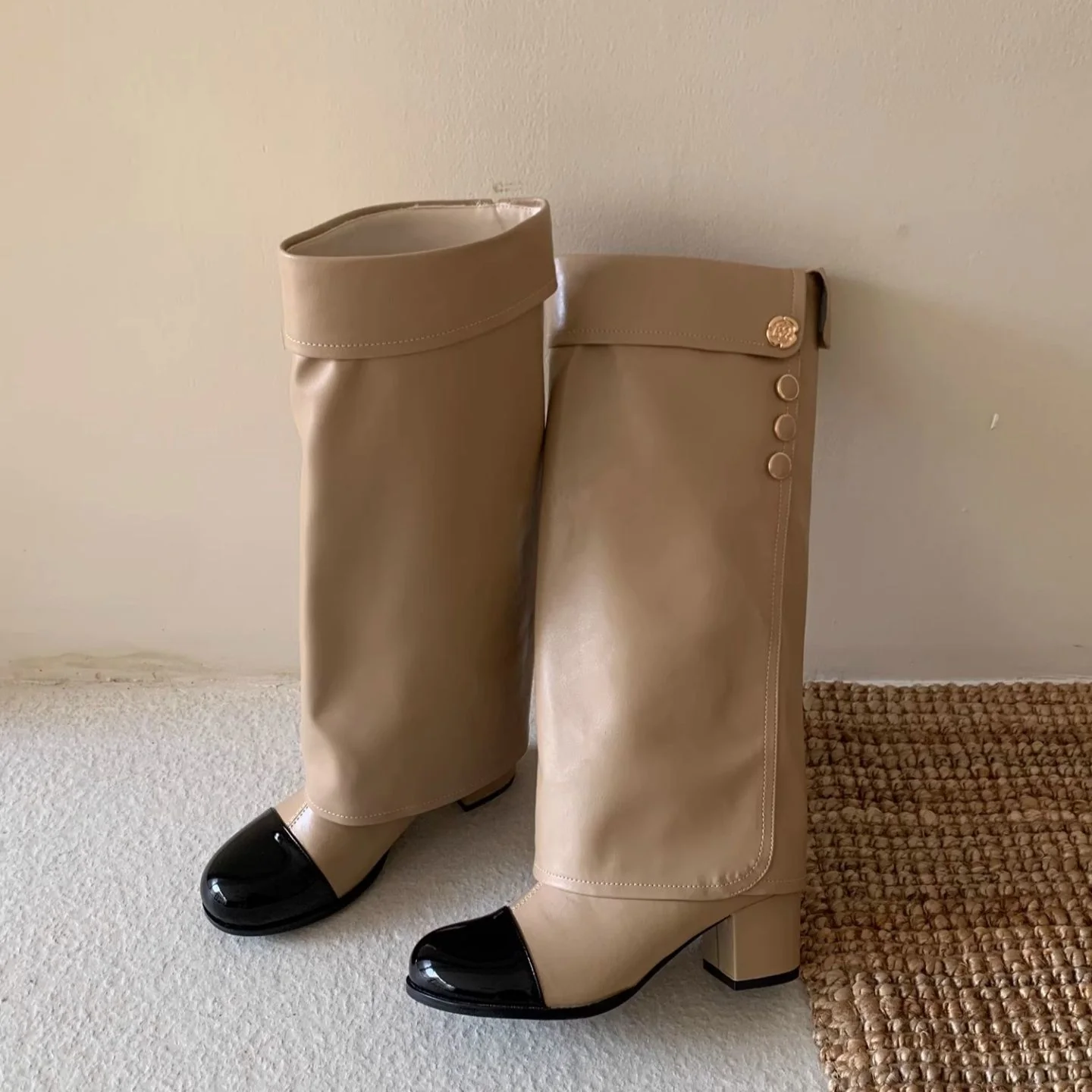 Damen Elegante Stiefel mit dekorativem Knopfdetail und Blockabsatz Heidi Mode - Image 6