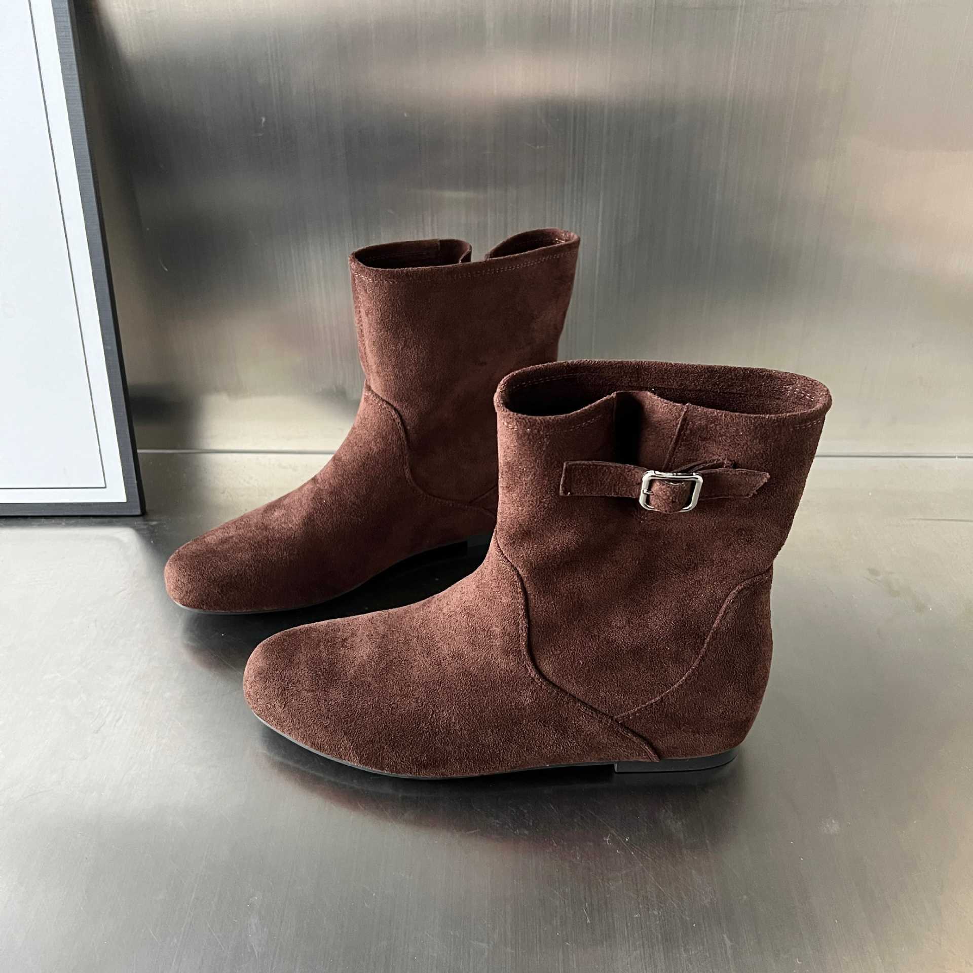 Damen elegante Stiefeletten aus weichem Wildleder mit modischem Schnallenverschluss Heidi Mode - Image 2