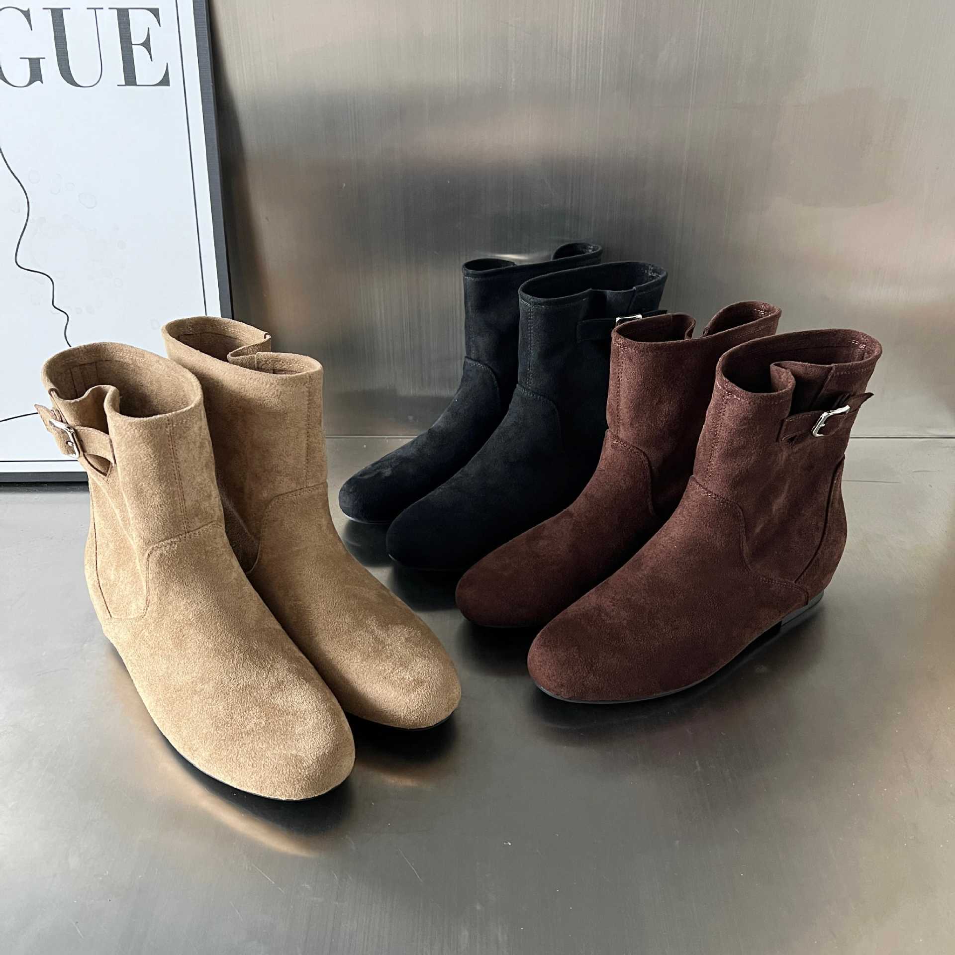 Damen elegante Stiefeletten aus weichem Wildleder mit modischem Schnallenverschluss Heidi Mode - Image 3