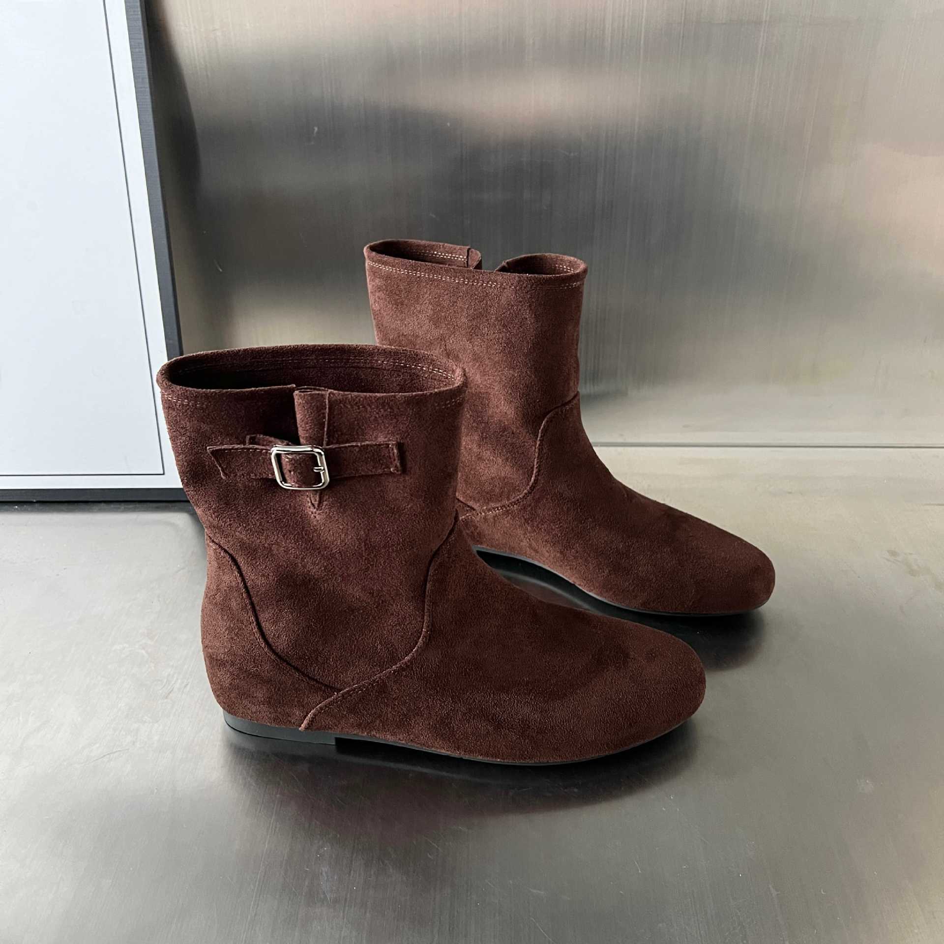 Damen elegante Stiefeletten aus weichem Wildleder mit modischem Schnallenverschluss Heidi Mode - Image 5