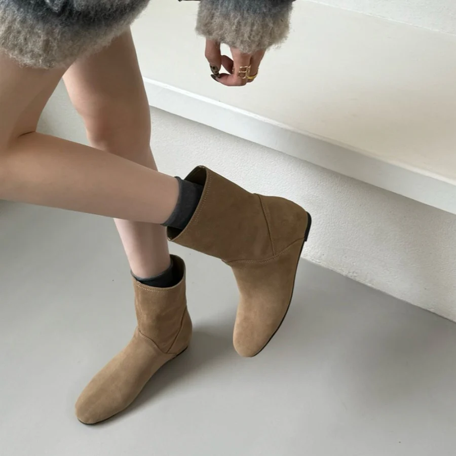 Damen Elegante Stiefeletten aus weichem Wildleder mit praktischem Anziehschlitz Heidi Mode - Image 3