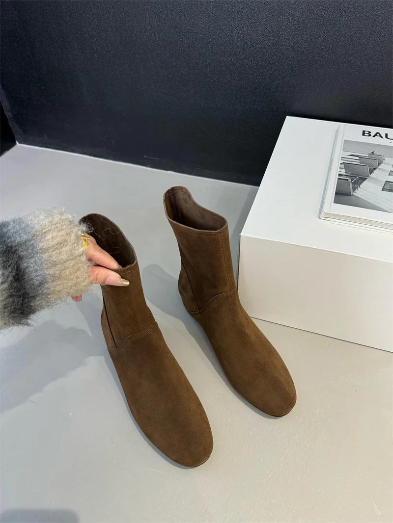 Damen Elegante Stiefeletten aus weichem Wildleder mit praktischem Anziehschlitz Heidi Mode - Image 8