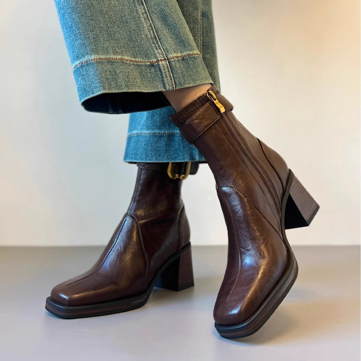 Damen Elegante Stiefeletten mit modischem Schnallenakzent und hohem Blockabsatz Heidi Mode - Image 3