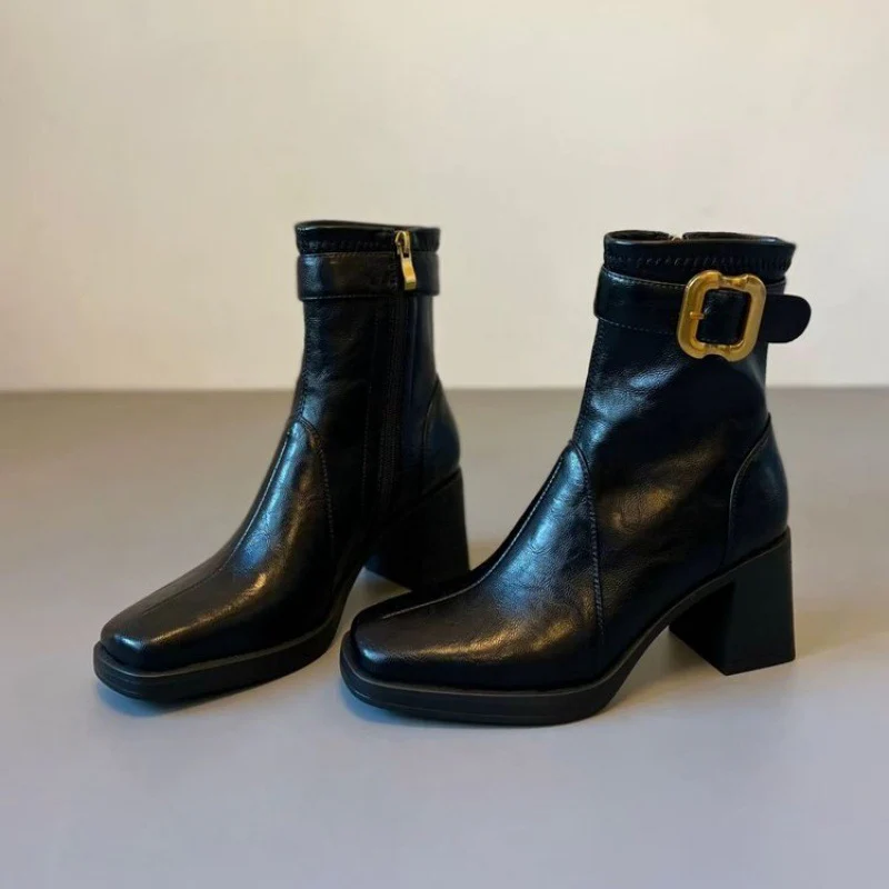 Damen Elegante Stiefeletten mit modischem Schnallenakzent und hohem Blockabsatz Heidi Mode - Image 7