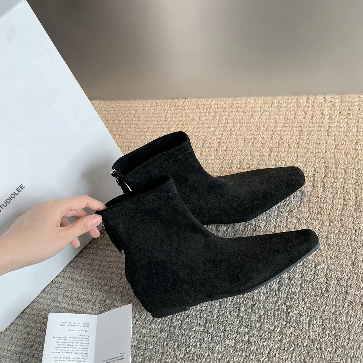 Damen elegante Stiefeletten mit spitzem Schnitt und hochwertiger Wildlederoberfläche Heidi Mode - Image 3