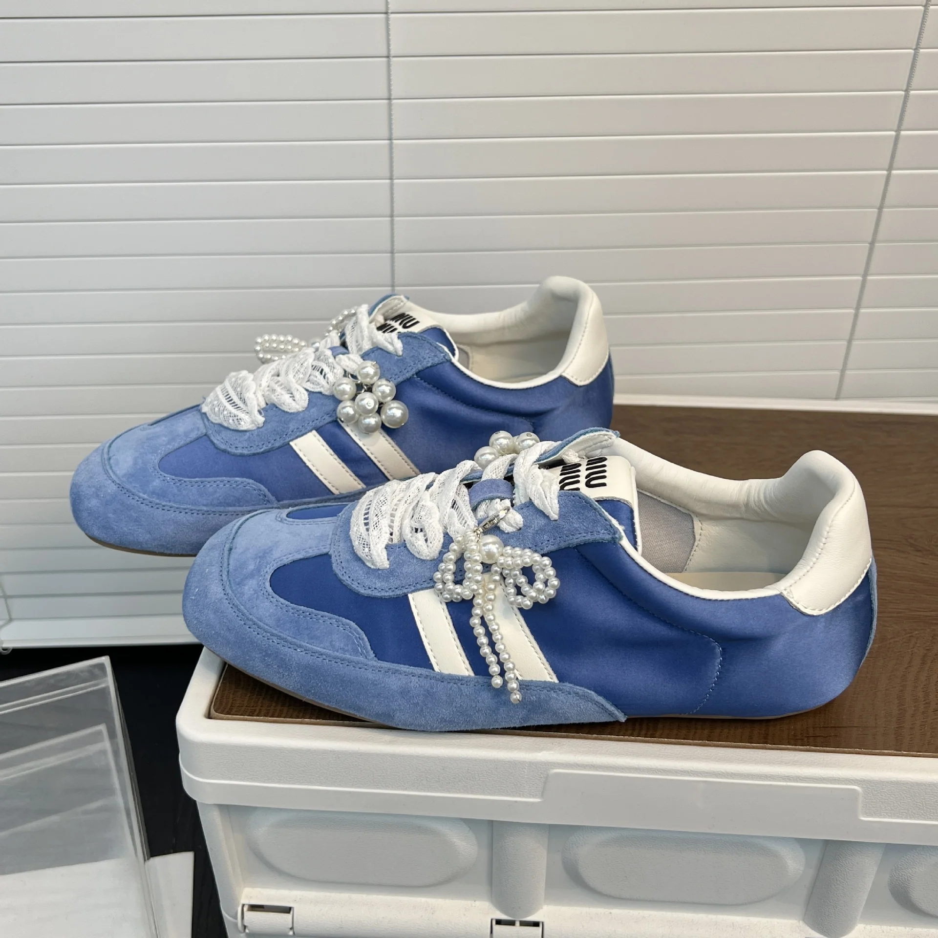 Damen elegante und modische Sneakers mit dekorativen Perlenapplikationen Heidi Mode - Image 2