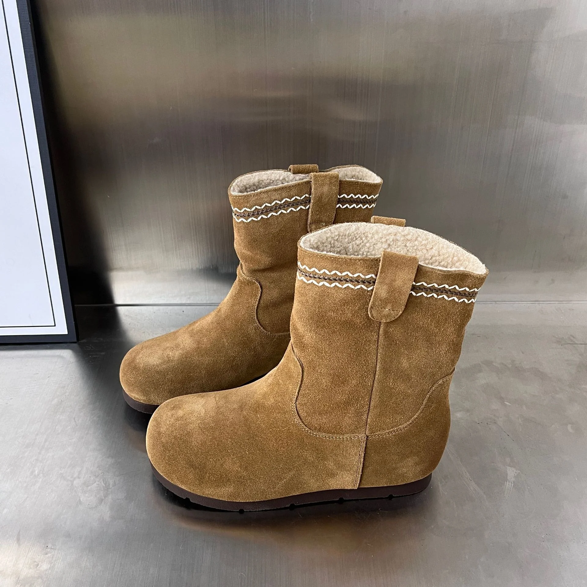 Damen Elegante Wildleder-Stiefel mit warmem Innenfutter und dekorativen Nähten Heidi Mode - Image 2