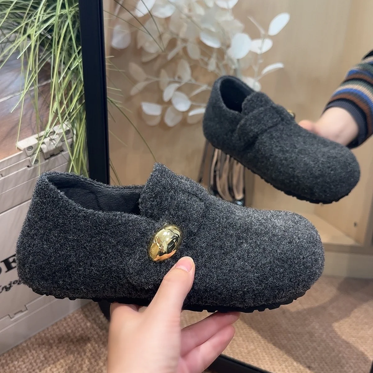 Damen Filzhausschuhe mit praktischem Knopfverschluss und weichem Innenfutter Heidi Mode - Image 2
