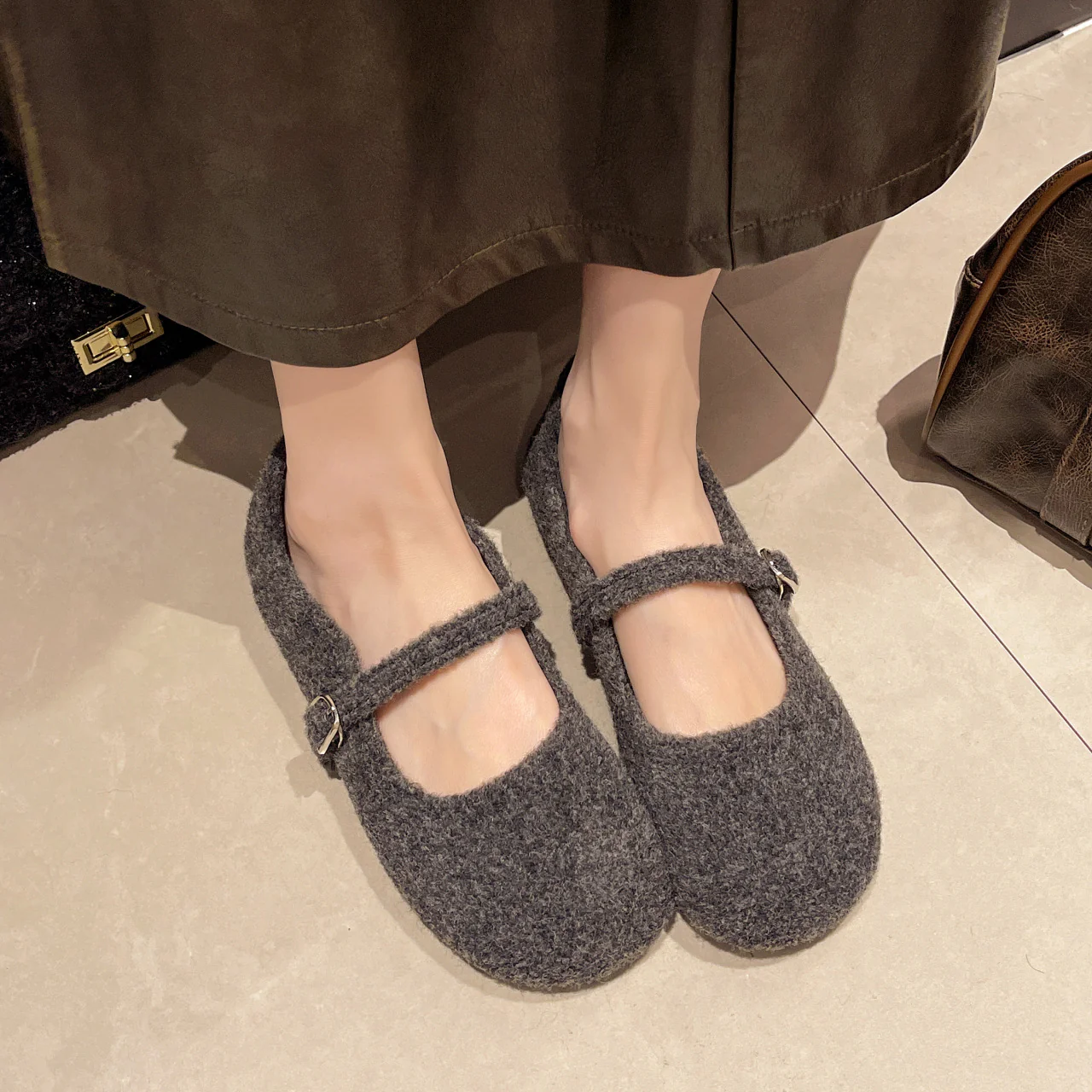 Damen Filzschuhe mit elegantem Riemchen und bequemer Sohle Heidi Mode - Image 4
