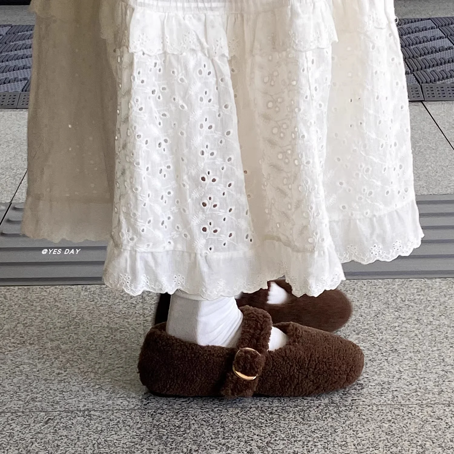 Damen Flauschige Hausschuhe mit eleganter Schnallen-Applikation Heidi Mode - Image 4
