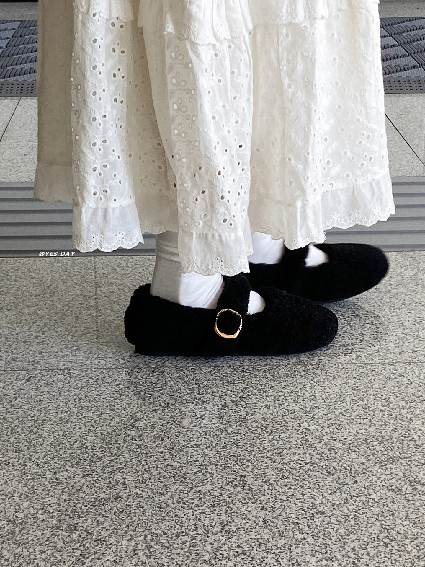 Damen Flauschige Hausschuhe mit eleganter Schnallen-Applikation Heidi Mode - Image 6