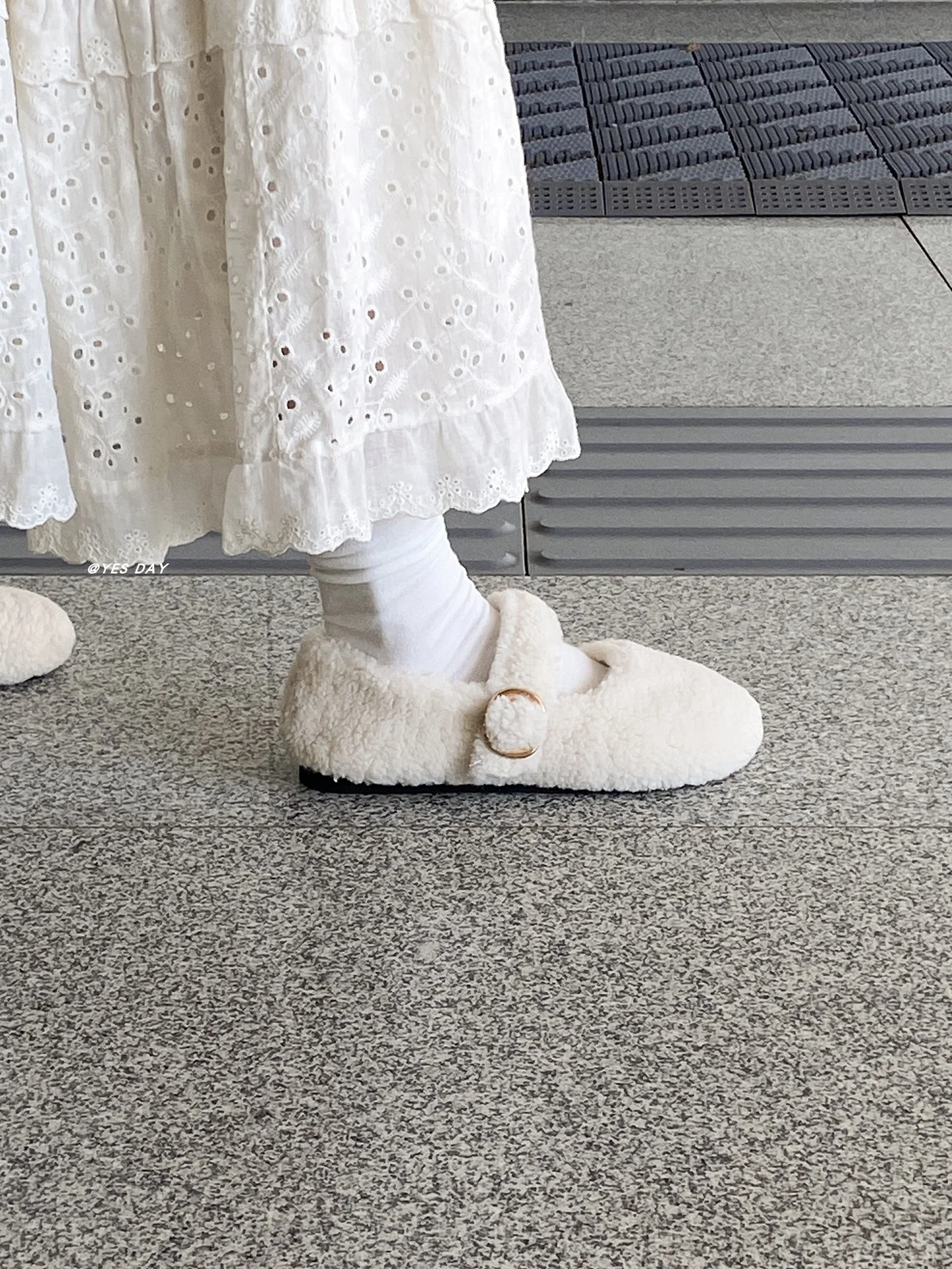 Damen Flauschige Hausschuhe mit eleganter Schnallen-Applikation Heidi Mode - Image 8