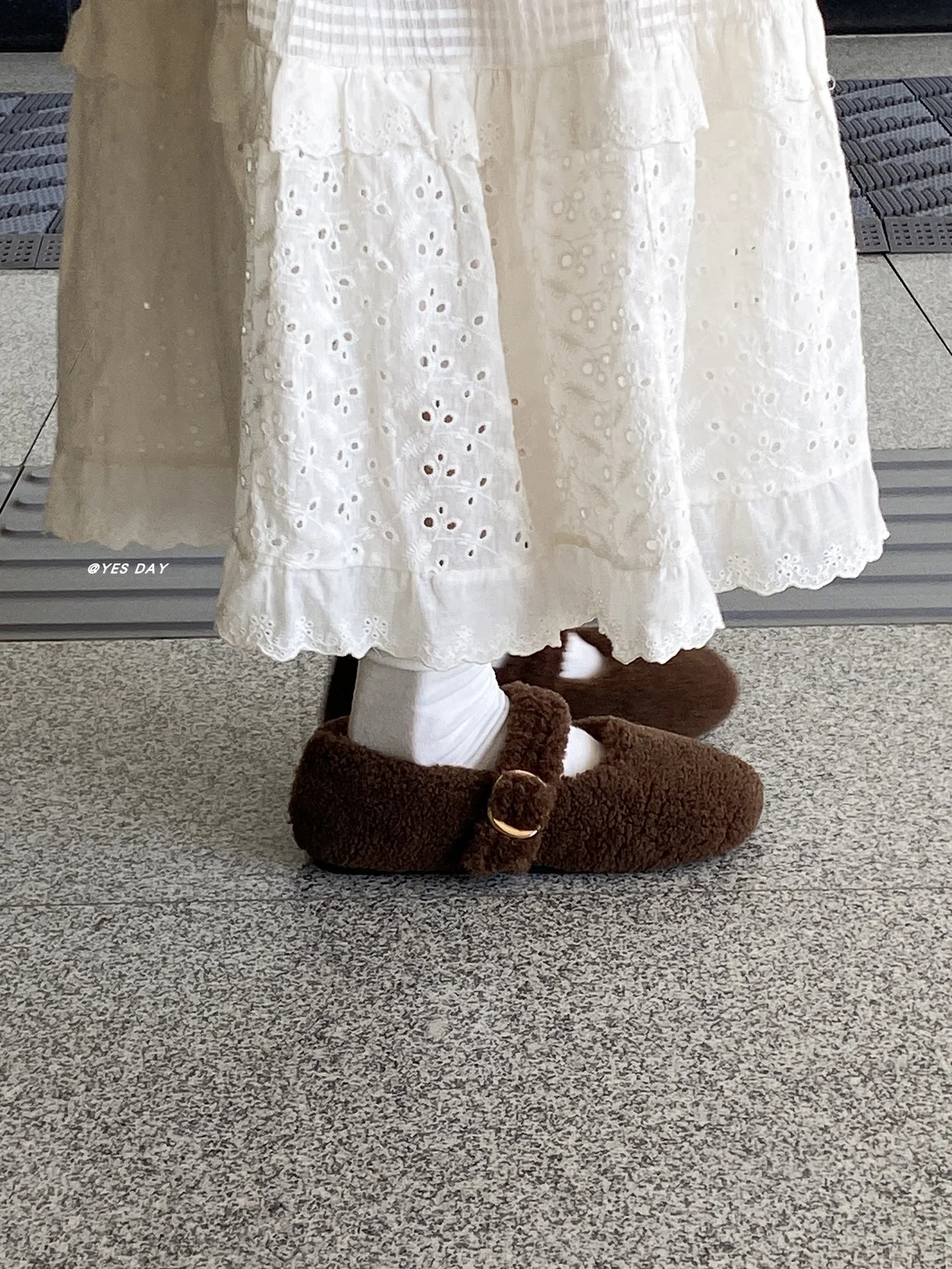 Damen Flauschige Hausschuhe mit eleganter Schnallen-Applikation Heidi Mode - Image 9