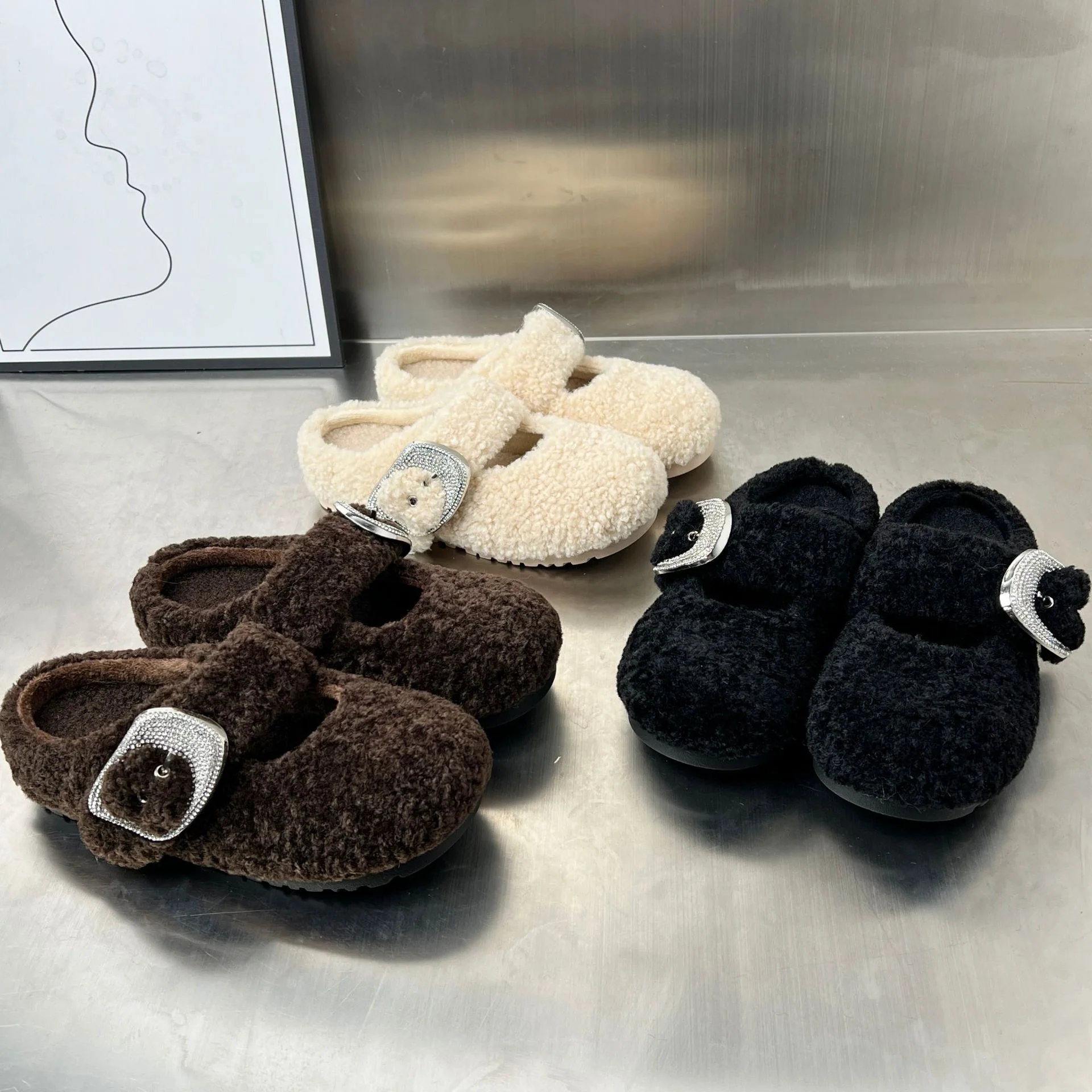 Damen Flauschige Hausschuhe mit modischem Schnallen-Design Heidi Mode - Image 3