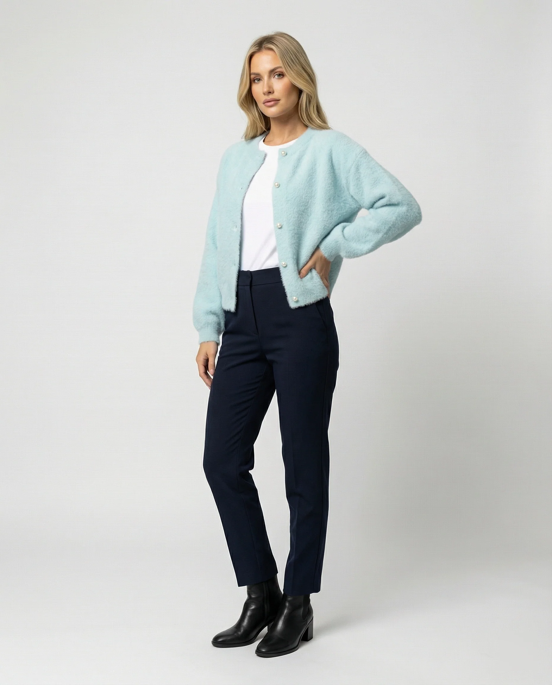 Damen flauschige Kurzstrickjacke im Angora-Optik mit Perlenknöpfen Heidi-Mode - Image 2