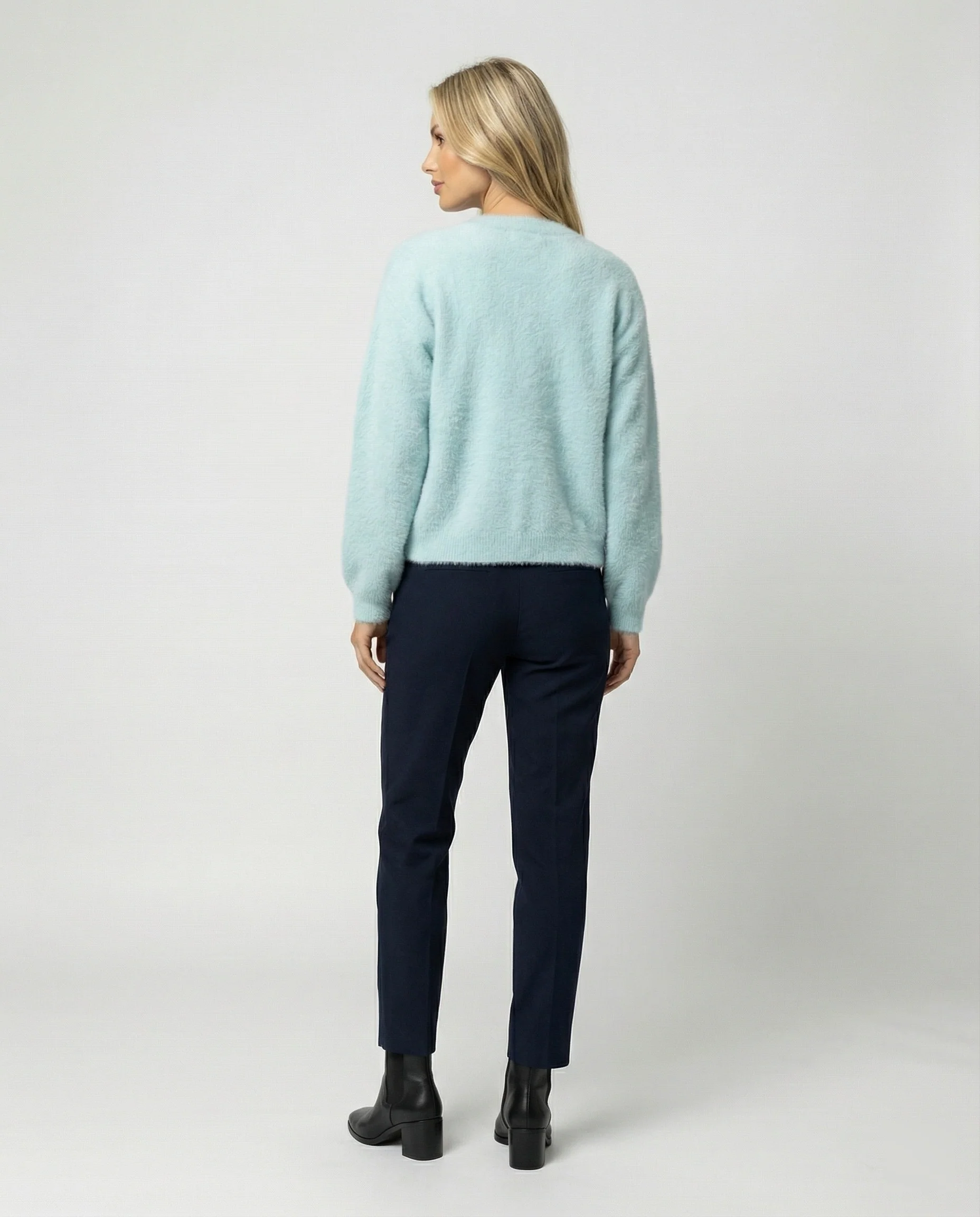 Damen flauschige Kurzstrickjacke im Angora-Optik mit Perlenknöpfen Heidi-Mode - Image 4