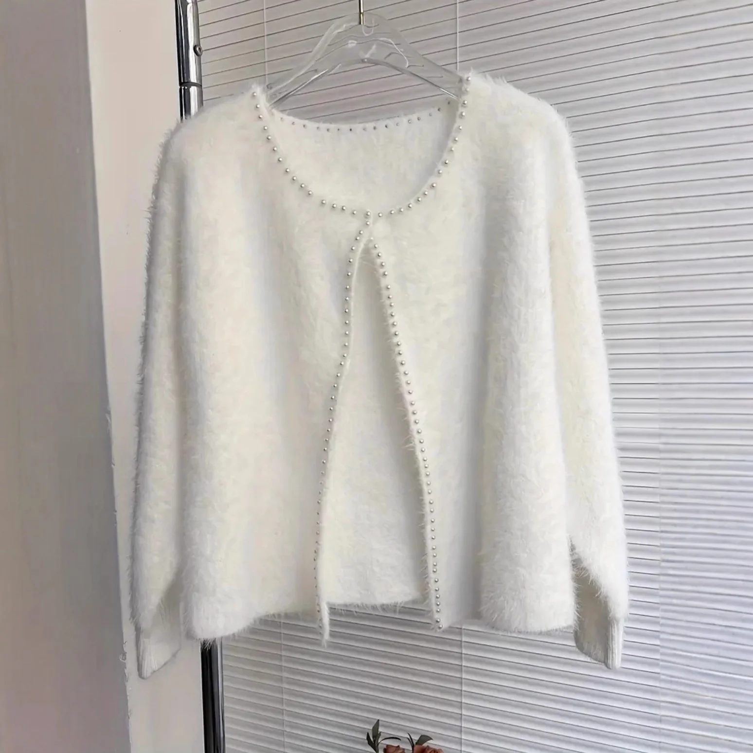 Strickjacke Damen flauschig mit Perlenverzierung - Image 9
