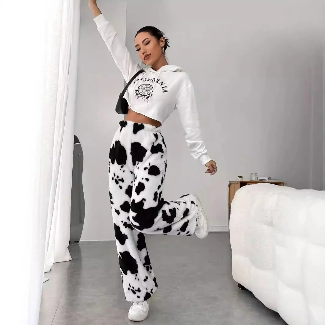 Damen Fleece-Hose Im Trendigen Kuhmuster Heidi-Mode - Image 4