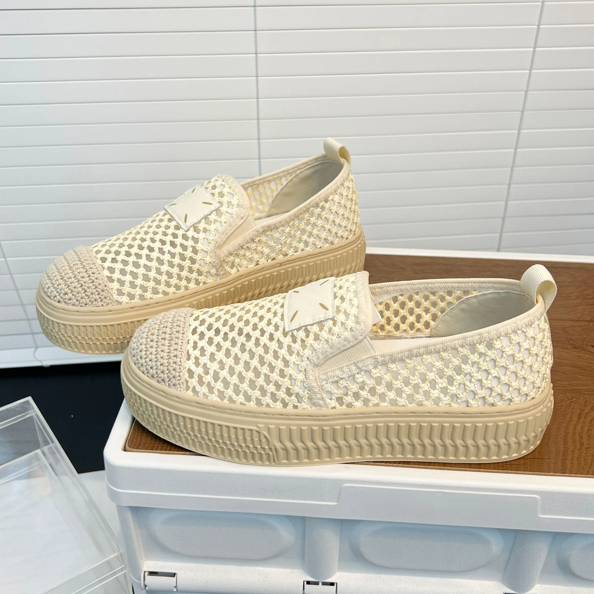 Damen Geblümte Slipper mit funkelnder Schnallenverzierung Heidi Mode - Image 2