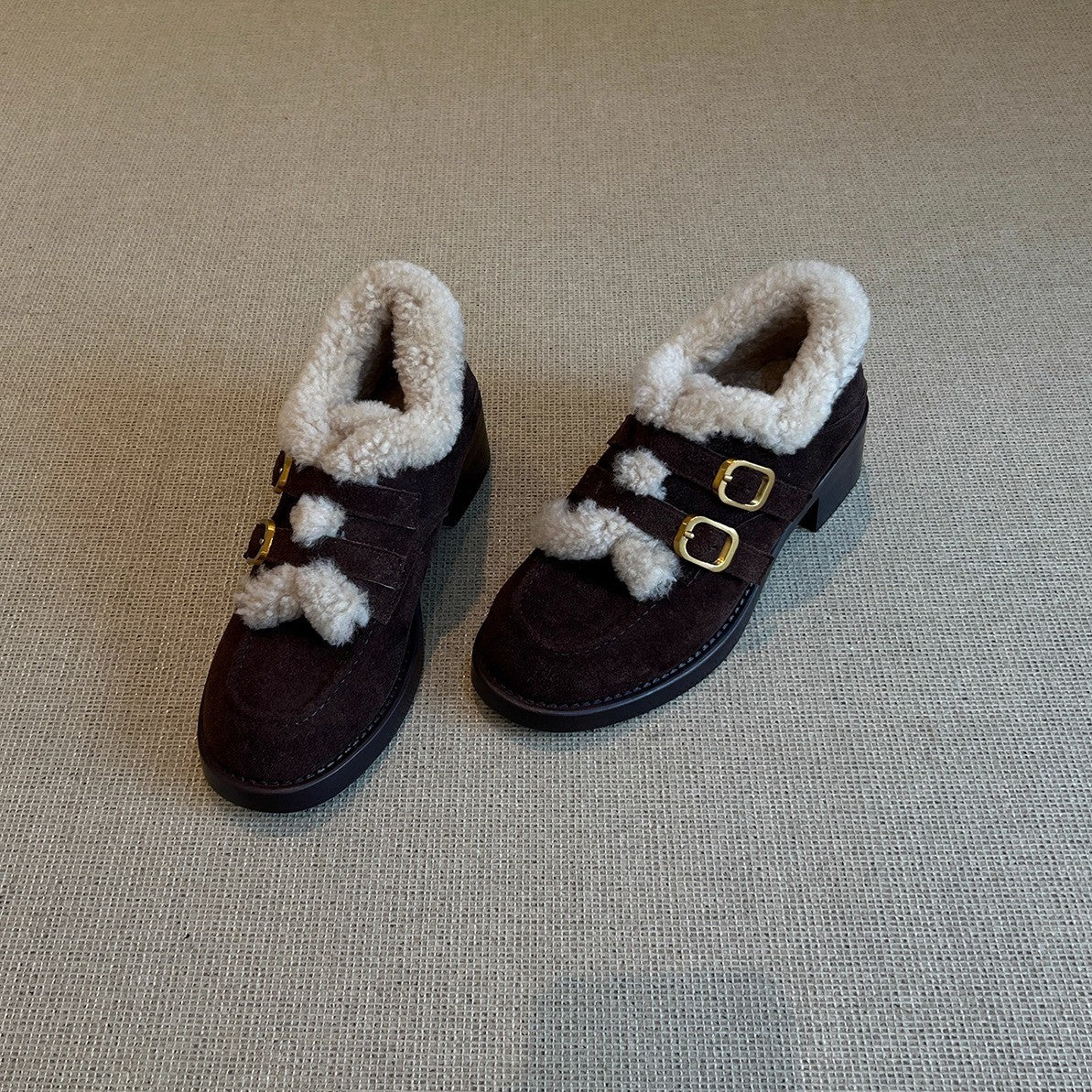 Damen gefütterte Clogs mit dekorativen Schnallen und weichem Kunstfellkragen Heidi Mode - Image 2