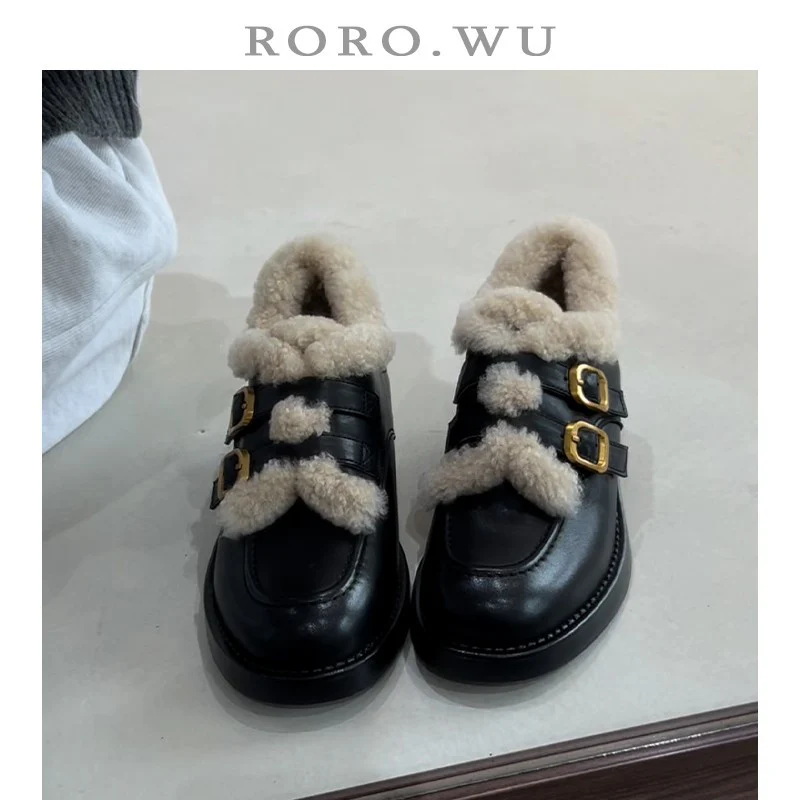Damen gefütterte Clogs mit dekorativen Schnallen und weichem Kunstfellkragen Heidi Mode - Image 8