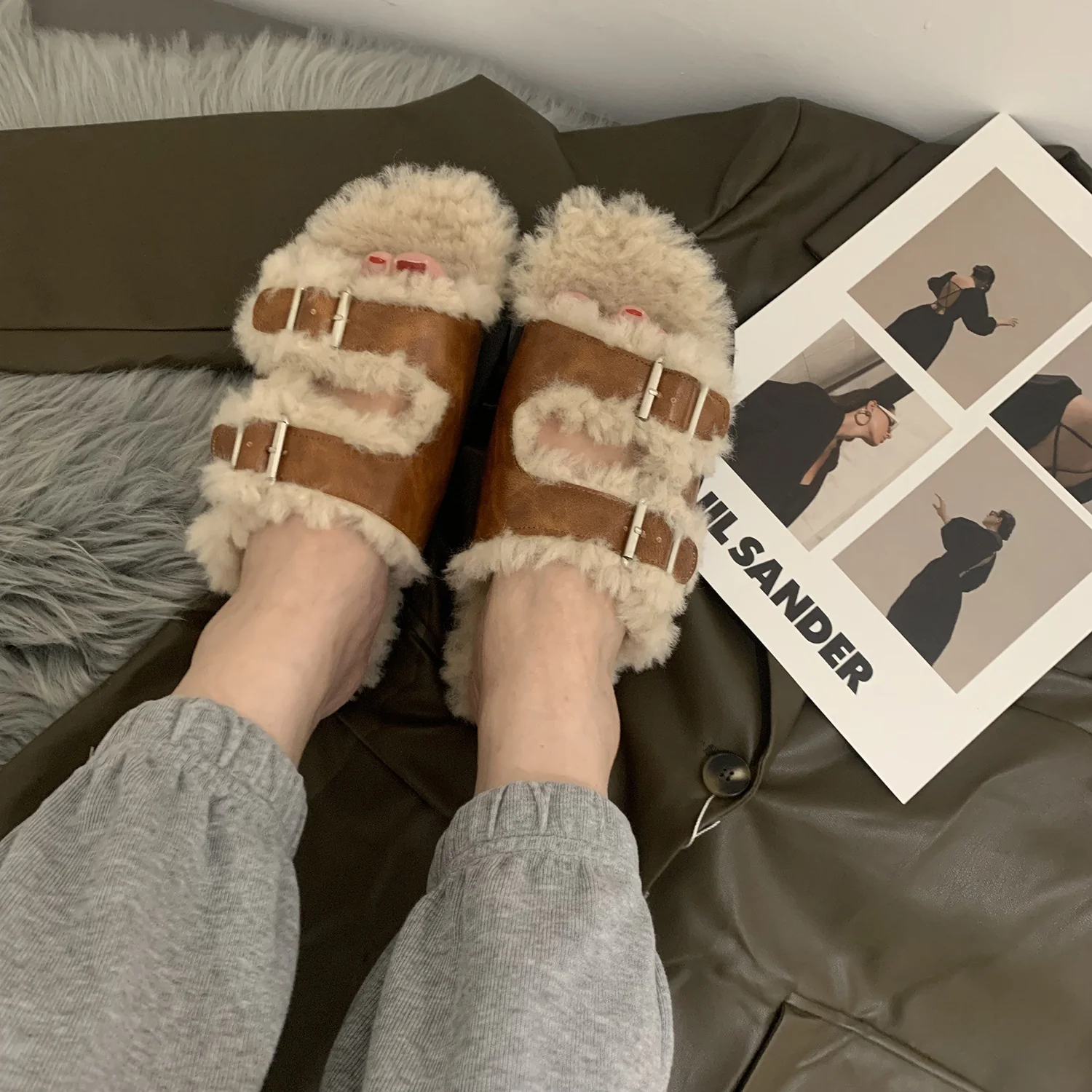 Damen Gemütliche Clogs mit verstellbaren Riemen und flauschigem Innenfutter Heidi Mode - Image 2