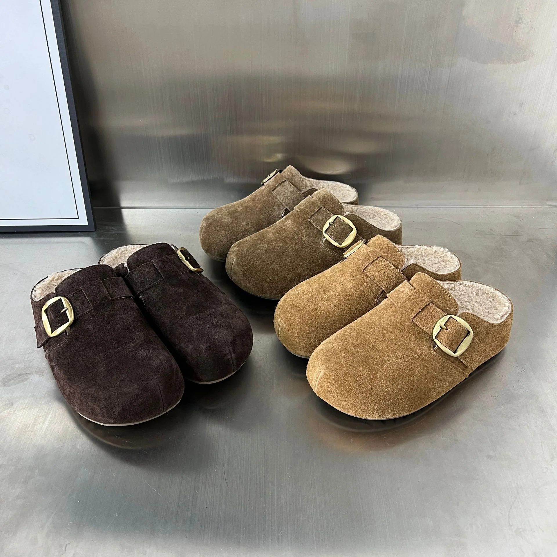 Damen Gepolsterte Wildleder-Clogs mit praktischer Schnallenverzierung Heidi Mode - Image 3