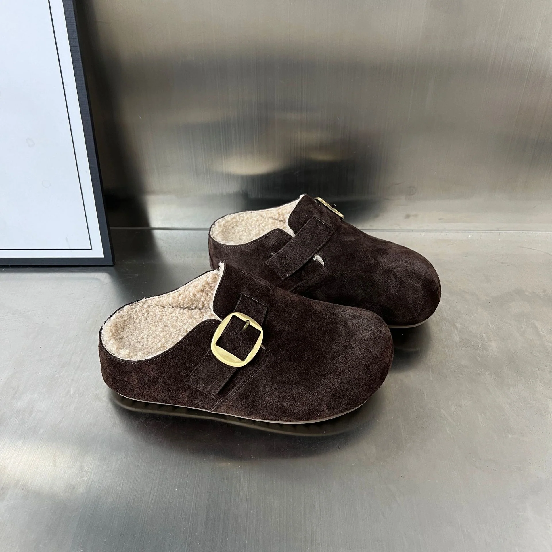 Damen Gepolsterte Wildleder-Clogs mit praktischer Schnallenverzierung Heidi Mode - Image 4