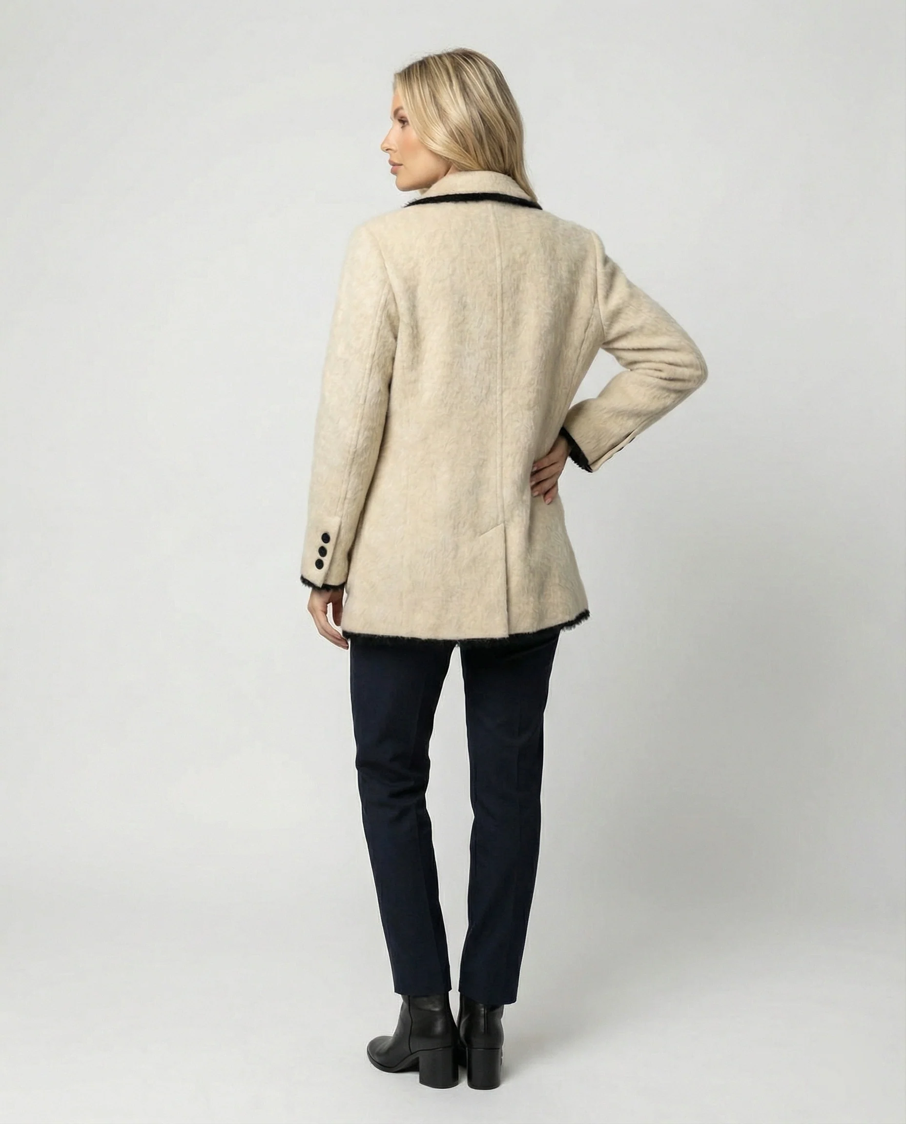Damen Grobstrickjacke Damen weit geschnittener Doppelreiher Mantelblazer aus Flauschgarn mit Reverskragen und Pattentaschen Heidi-Mode - Image 4