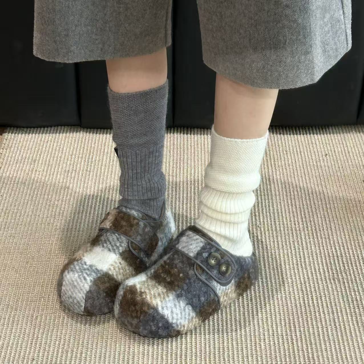 Damen Hausschuhe aus hochwertigem Filz mit praktischem Knopfverschluss Heidi Mode - Image 6