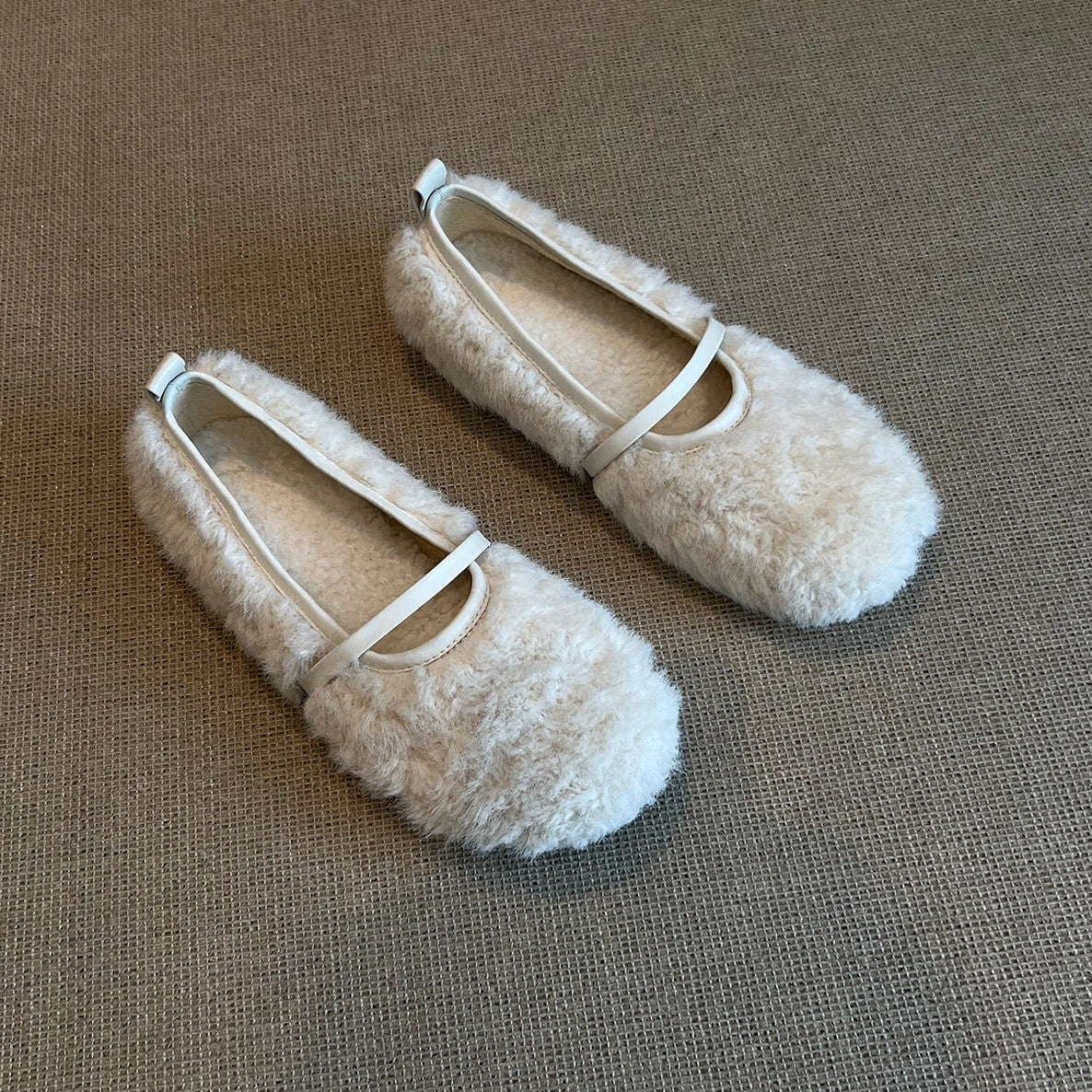Damen Hausschuhe mit flauschigem Obermaterial und dekorativem Riemchen Heidi Mode - Image 2