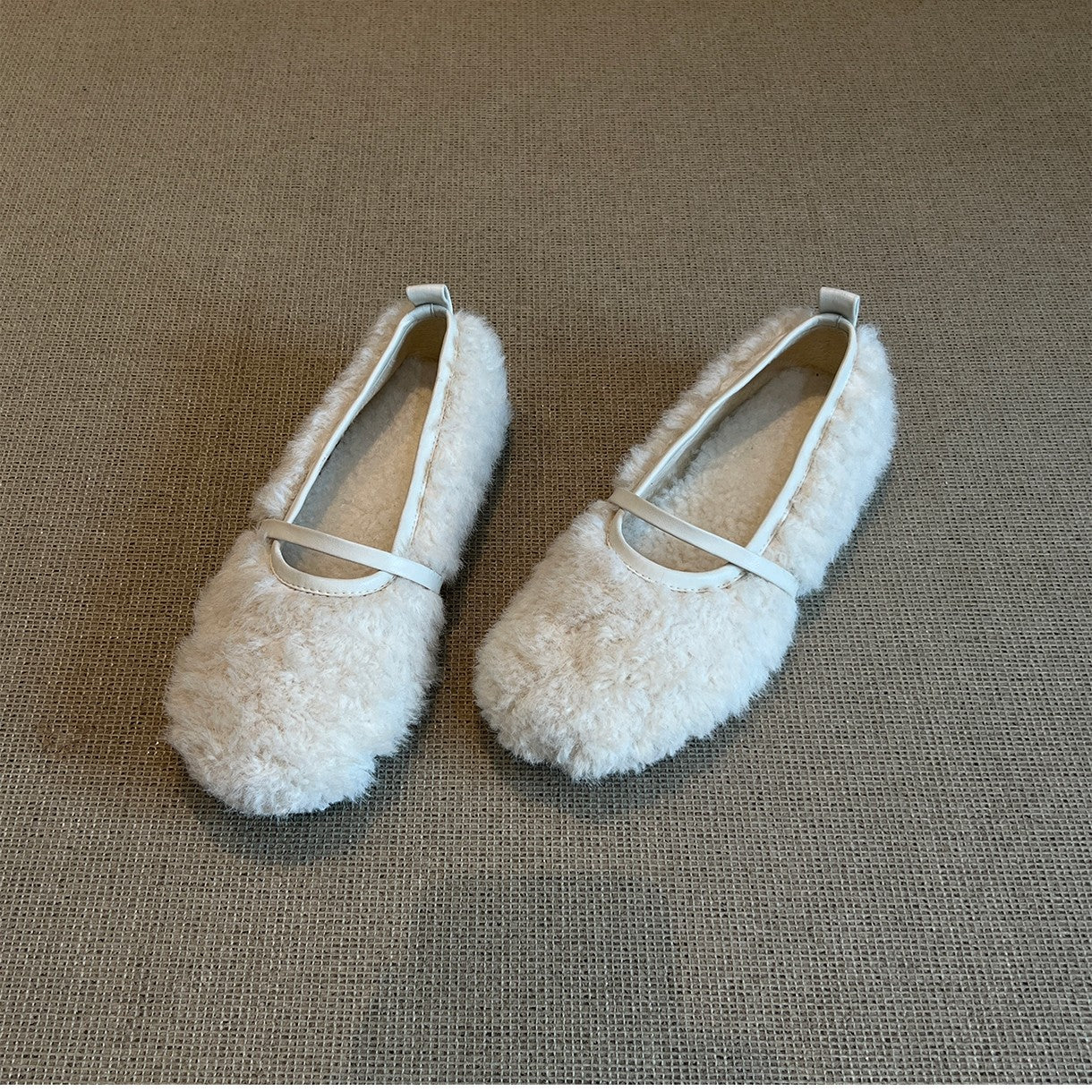 Damen Hausschuhe mit flauschigem Obermaterial und dekorativem Riemchen Heidi Mode - Image 6