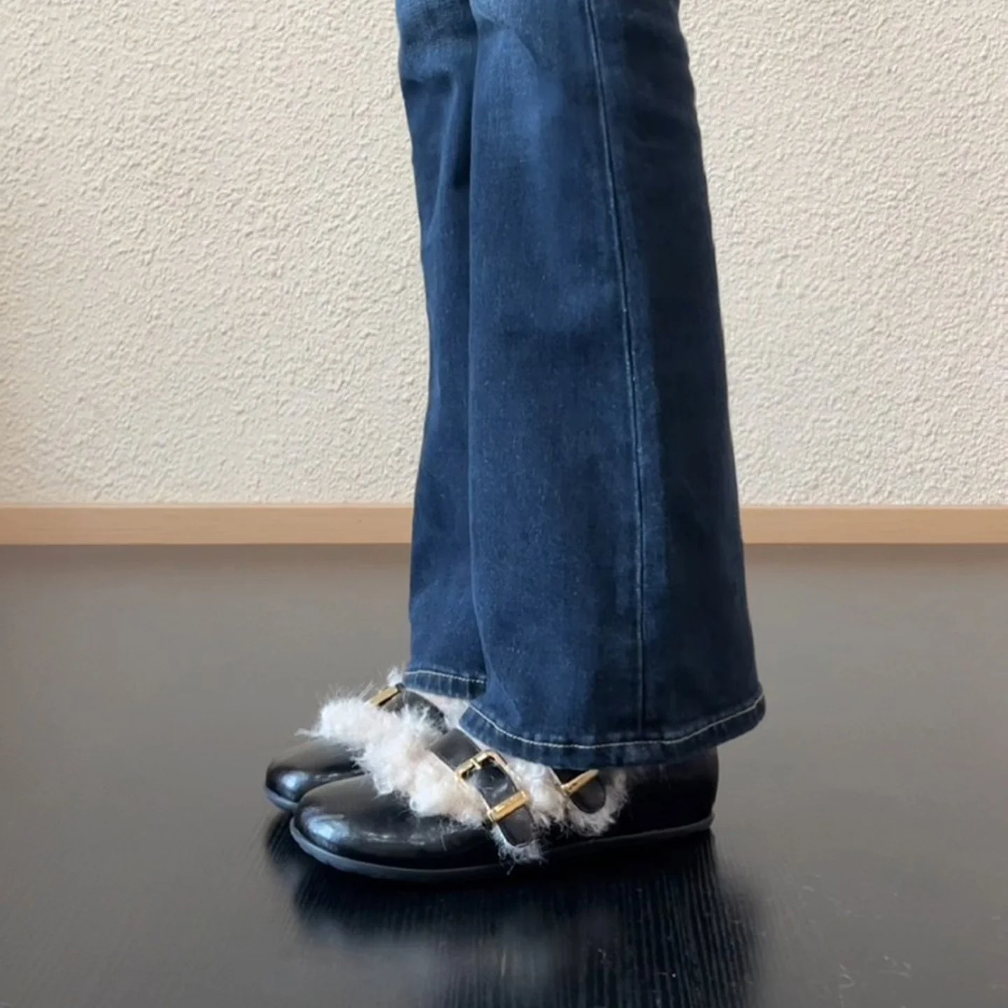 Damen Hausschuhe mit weichem Fellbesatz und modischen Schnallendetails Heidi Mode - Image 3