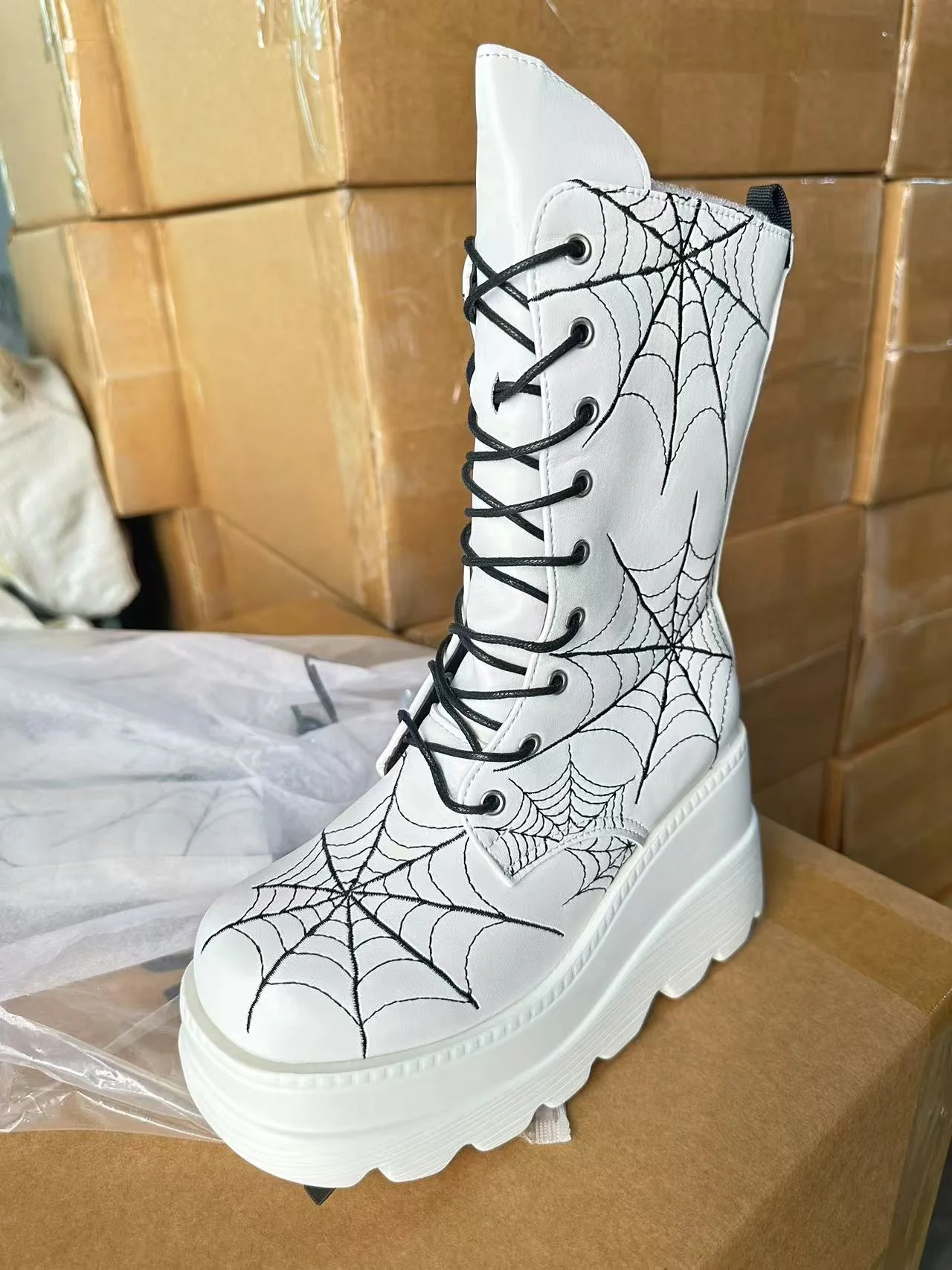 Damen High-Top Stiefel mit modischem Spinnen-Netz-Design und komfortabler Plateausohle Heidi Mode - Image 6