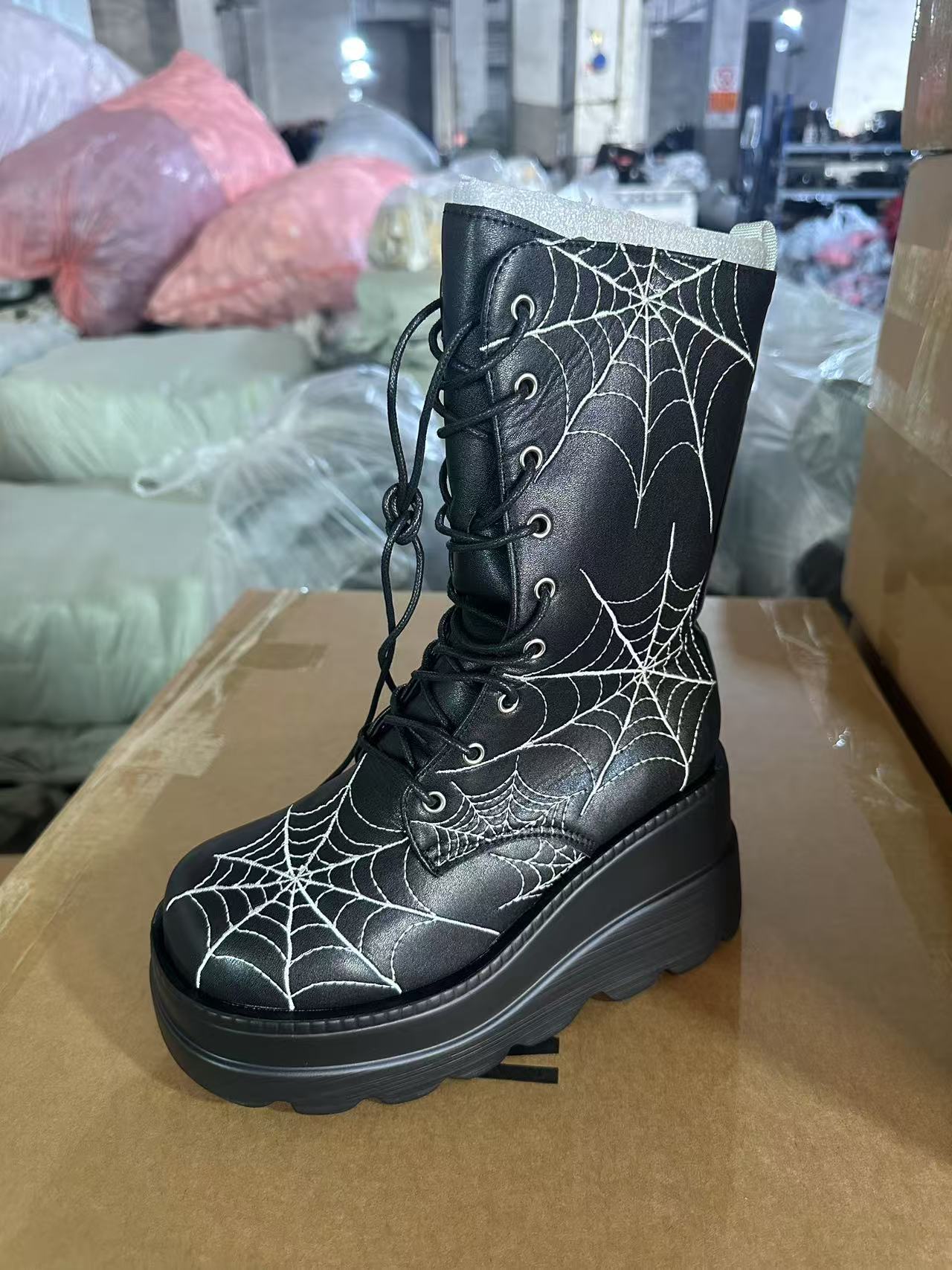 Damen High-Top Stiefel mit modischem Spinnen-Netz-Design und komfortabler Plateausohle Heidi Mode - Image 7