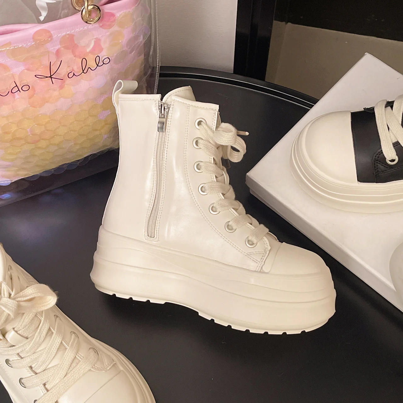 Damen hohe Sneakers mit Plateau-Sohle und elegantem Schnürsystem Heidi Mode - Image 4