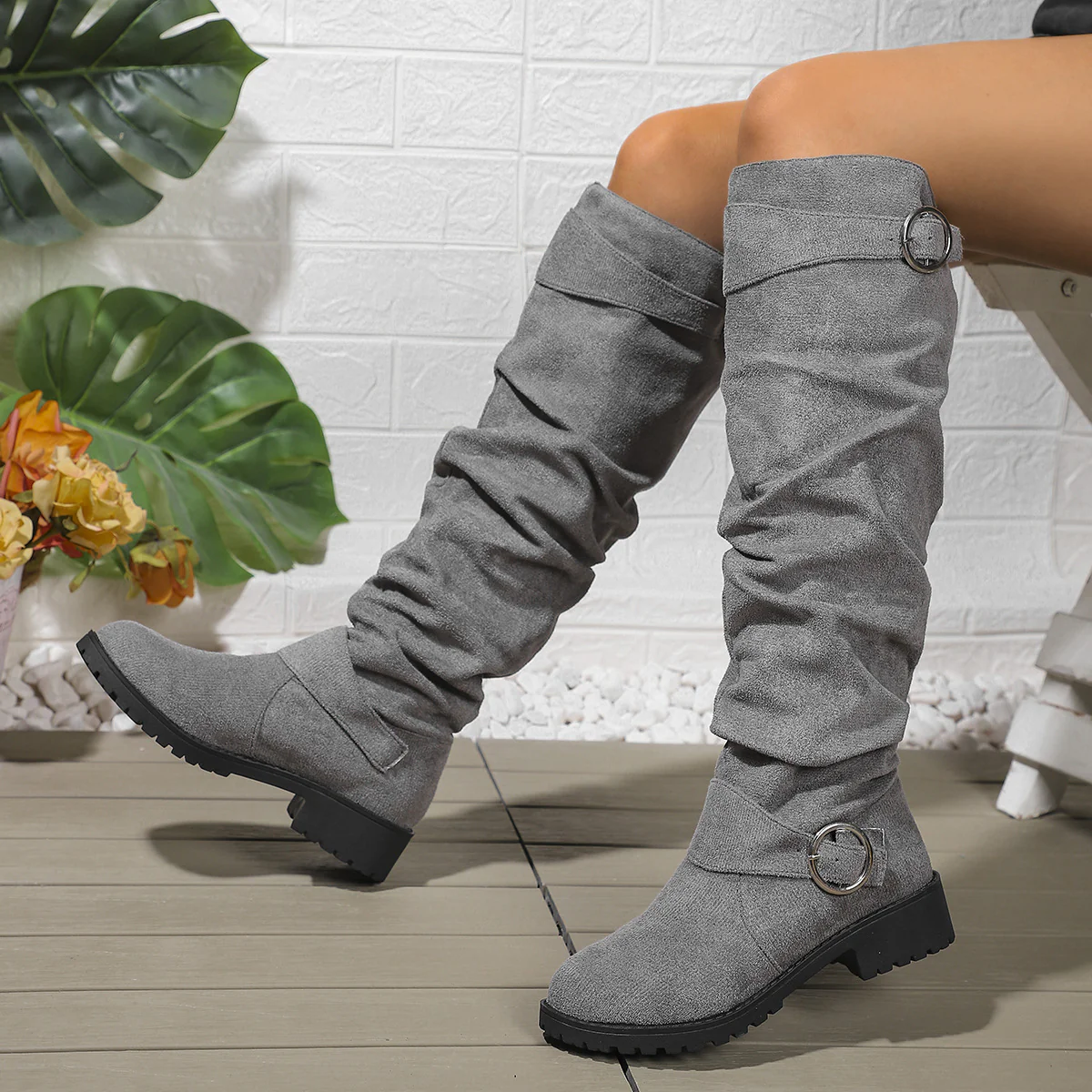Damen hohe Stiefel mit modischem Rüschen-Design und dekorativem Riemen Heidi Mode - Image 3