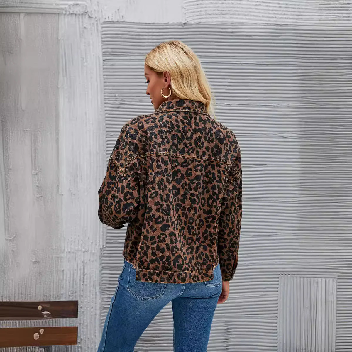 Damen Jeansjacke Im Angesagten Leo-Design mit Cooler Schnittführung und Lässigen Details Heidi-Mode - Image 2
