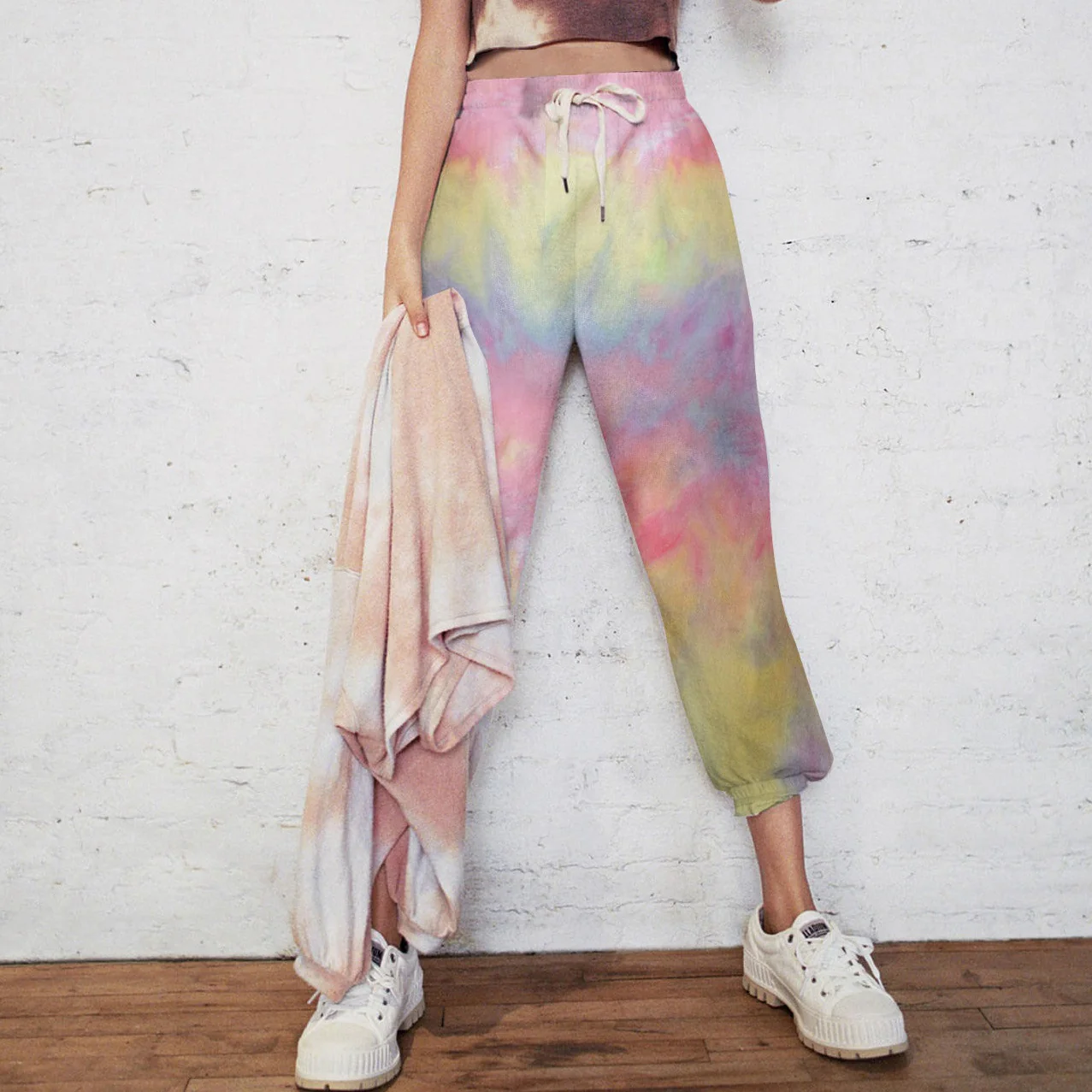 Damen Jogginghose im kreativen Batikdesign mit elastischem Bund und praktischen Taschen Heidi-Mode - Image 4