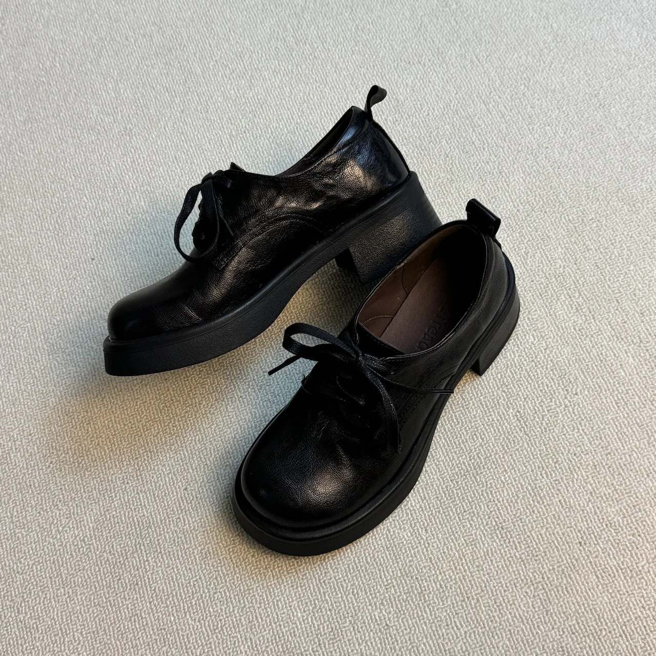 Damen Klassische Schnürschuhe mit robustem Plateau und eleganter Lederoberfläche Heidi Mode - Image 2